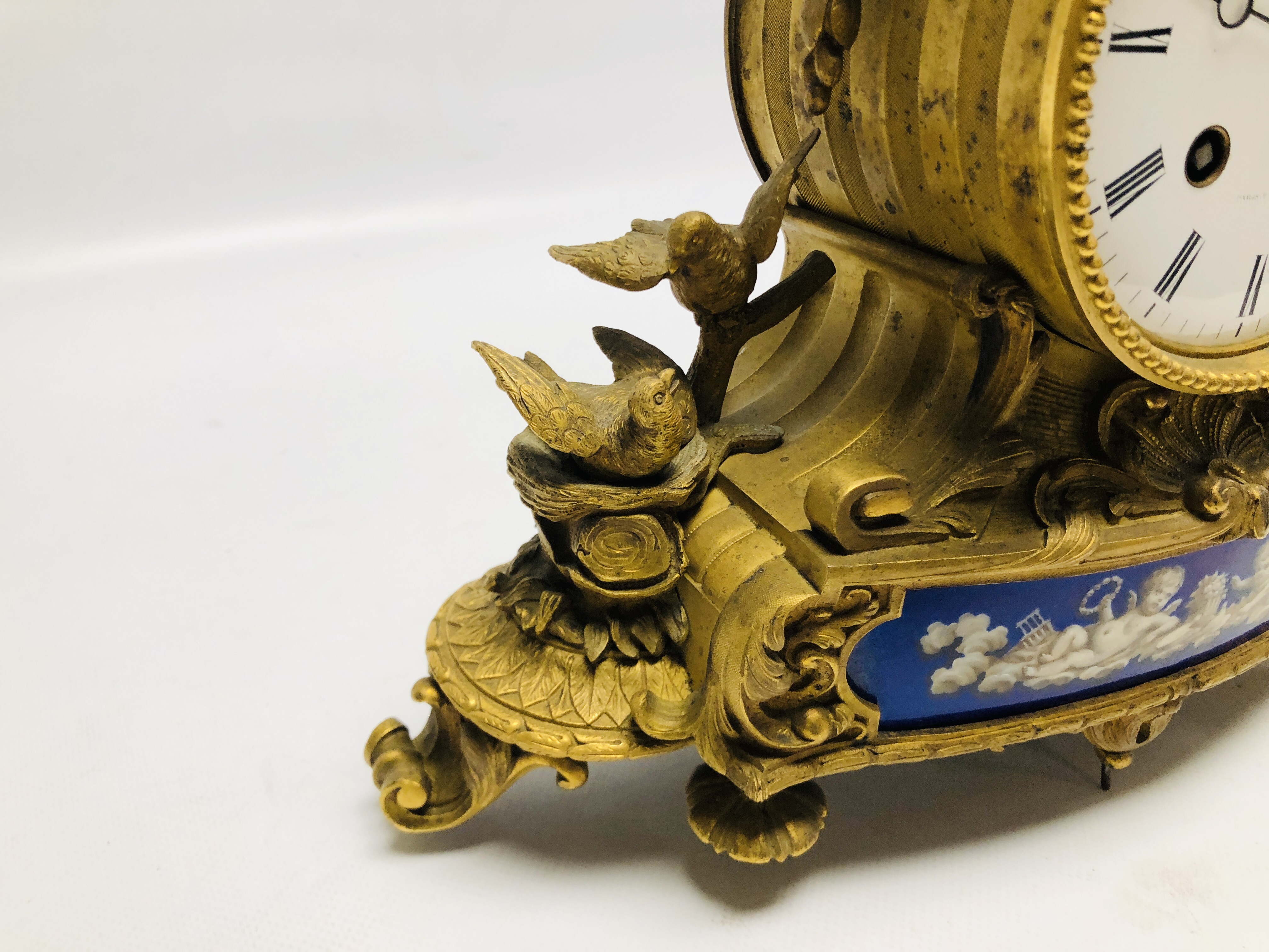 AN ORNATE BRASS MANTEL CLOCK WITH ENAMELLED CHERUB DETAILED PANEL AND NESTING BIRDS STANDING ON A - Image 8 of 15