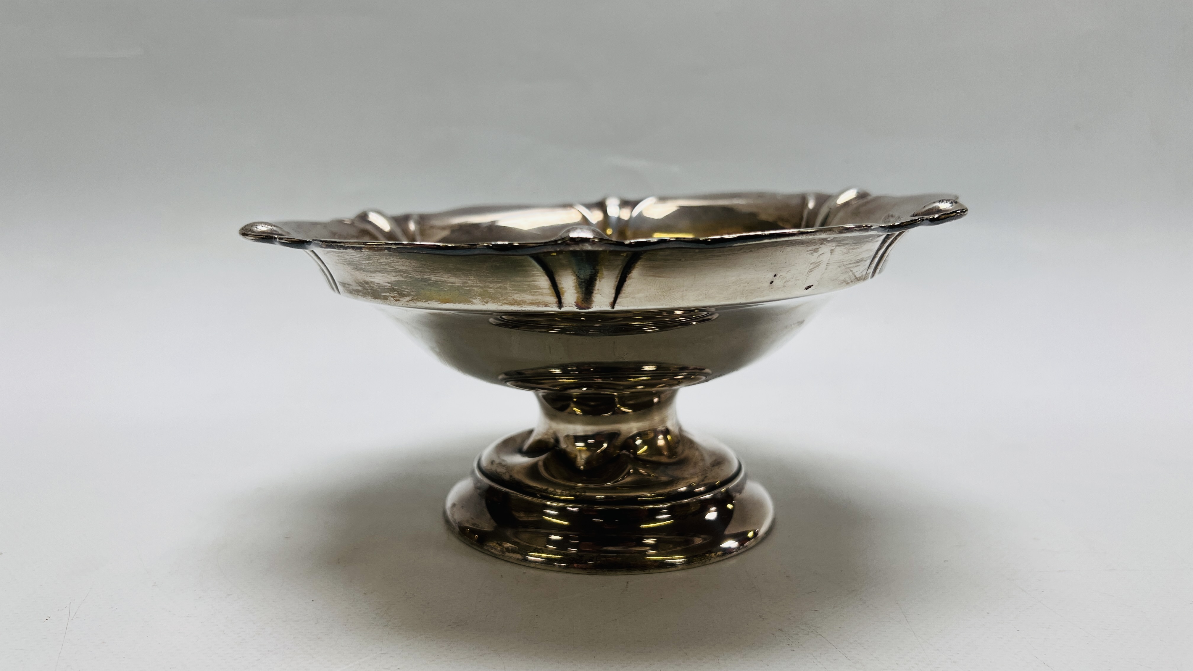 A SILVER FOOTED BOWL, BIRMINGHAM 1923 (REQUIRES ATTENTION TO BASE) DIA 23CM. HEIGHT 10.5CM. - Image 2 of 9