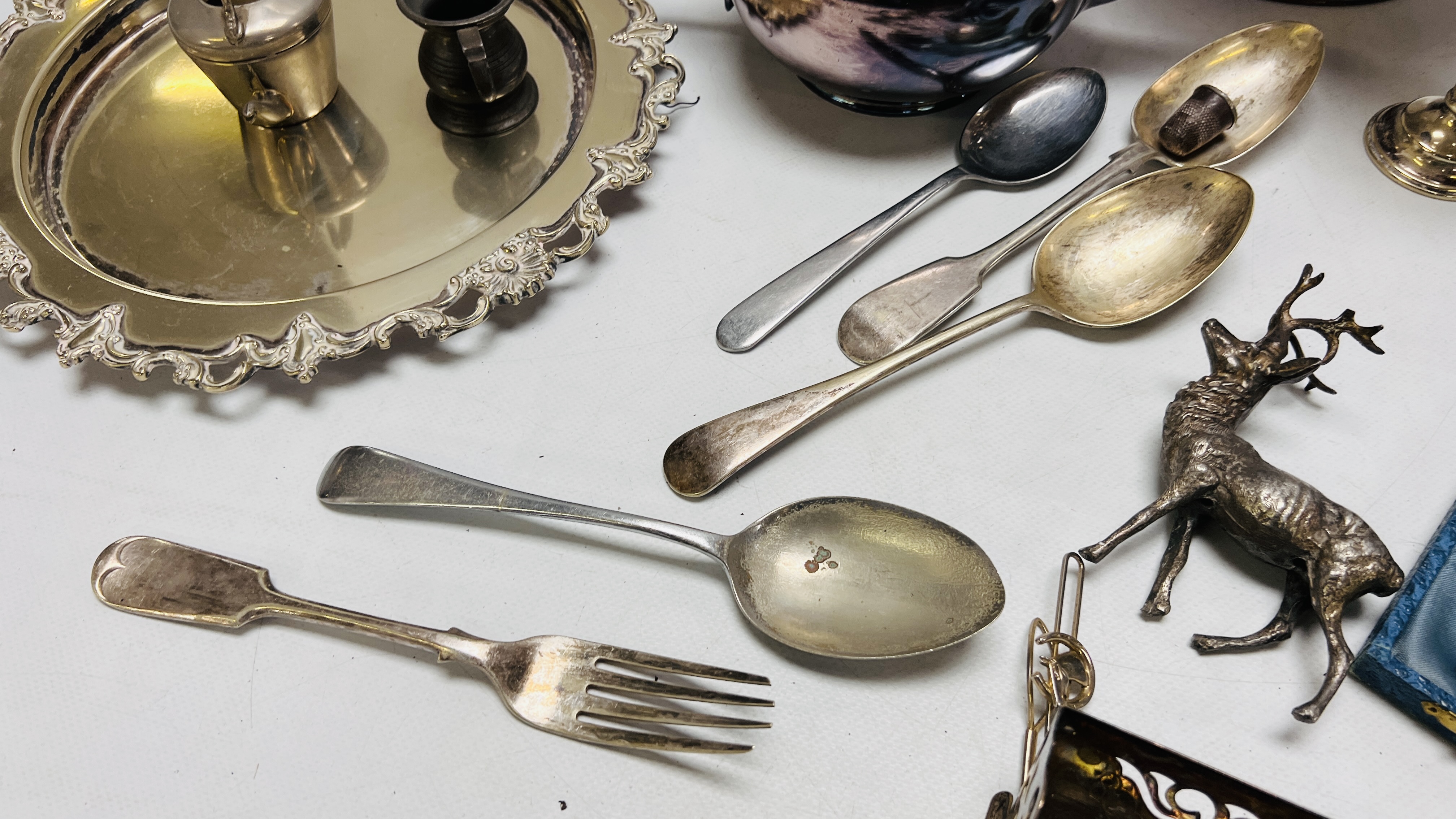 BOX OF ASSORTED VINTAGE SILVER PLATED WARE TO INCLUDE LOOSE AND CASED CUTLERY, SPECIMEN VASE, - Image 6 of 9