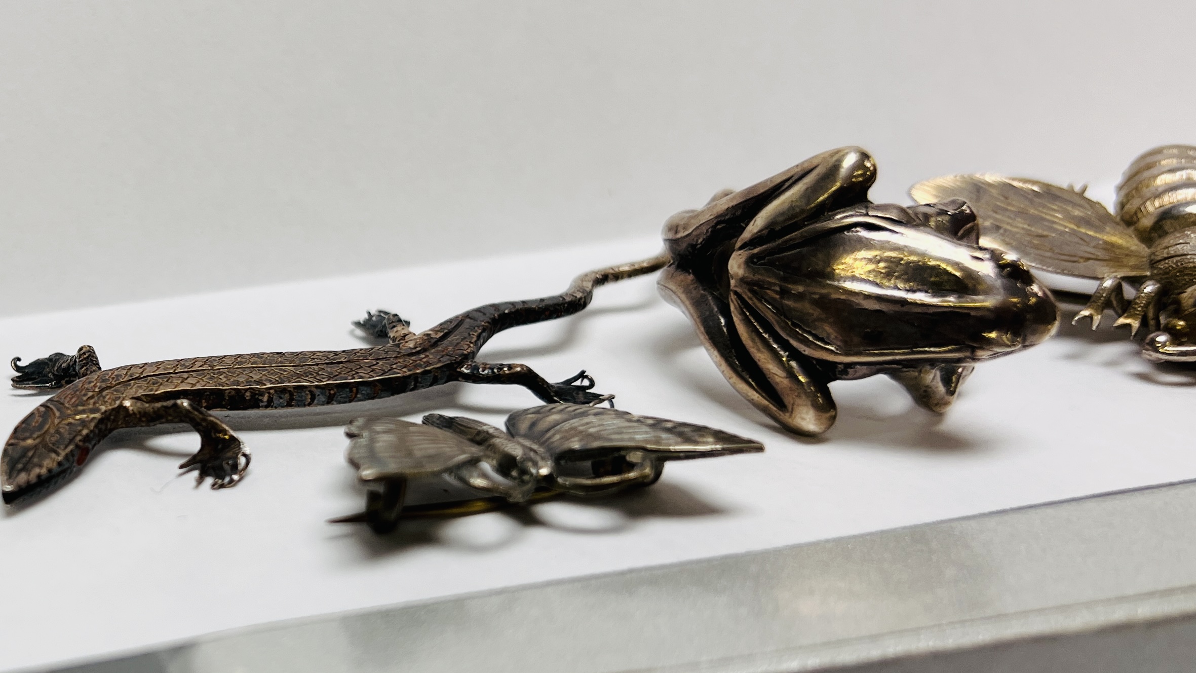 TWO VINTAGE WHITE METAL BROOCHES TO INCLUDE A BUMBLE BEE AND A BUTTERFLY ALONG WITH A WHITE METAL - Image 2 of 12