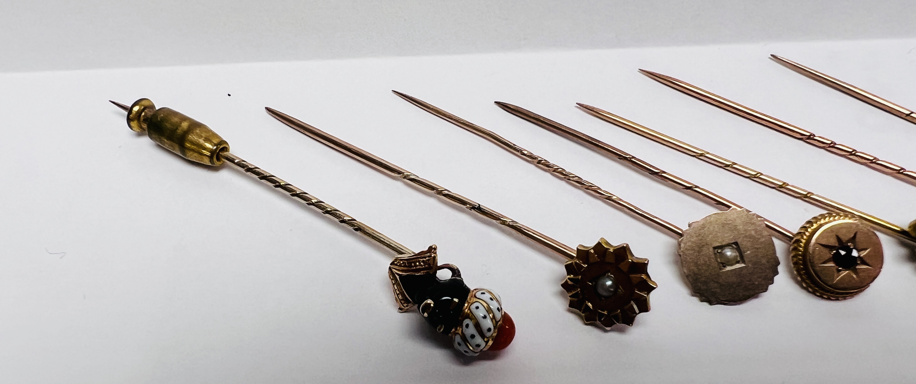 A GROUP OF SEVEN VINTAGE STICK/TIE PINS TO INCLUDE STONE SET, AND A ENAMELLED BUST EXAMPLE, ETC. - Image 6 of 6