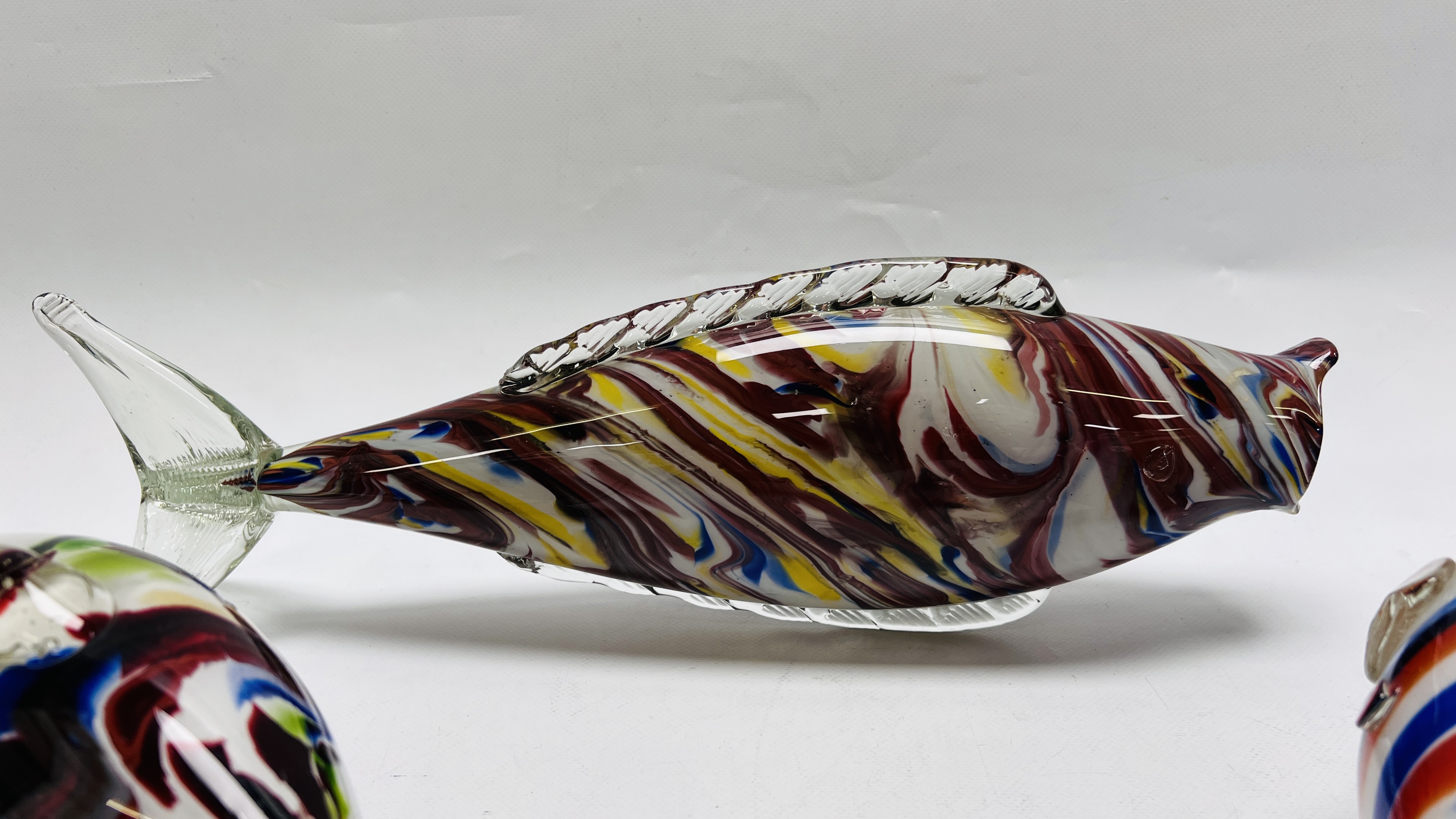 A GROUP OF THREE ART GLASS FISH, LARGEST L 45CM. - Image 4 of 7