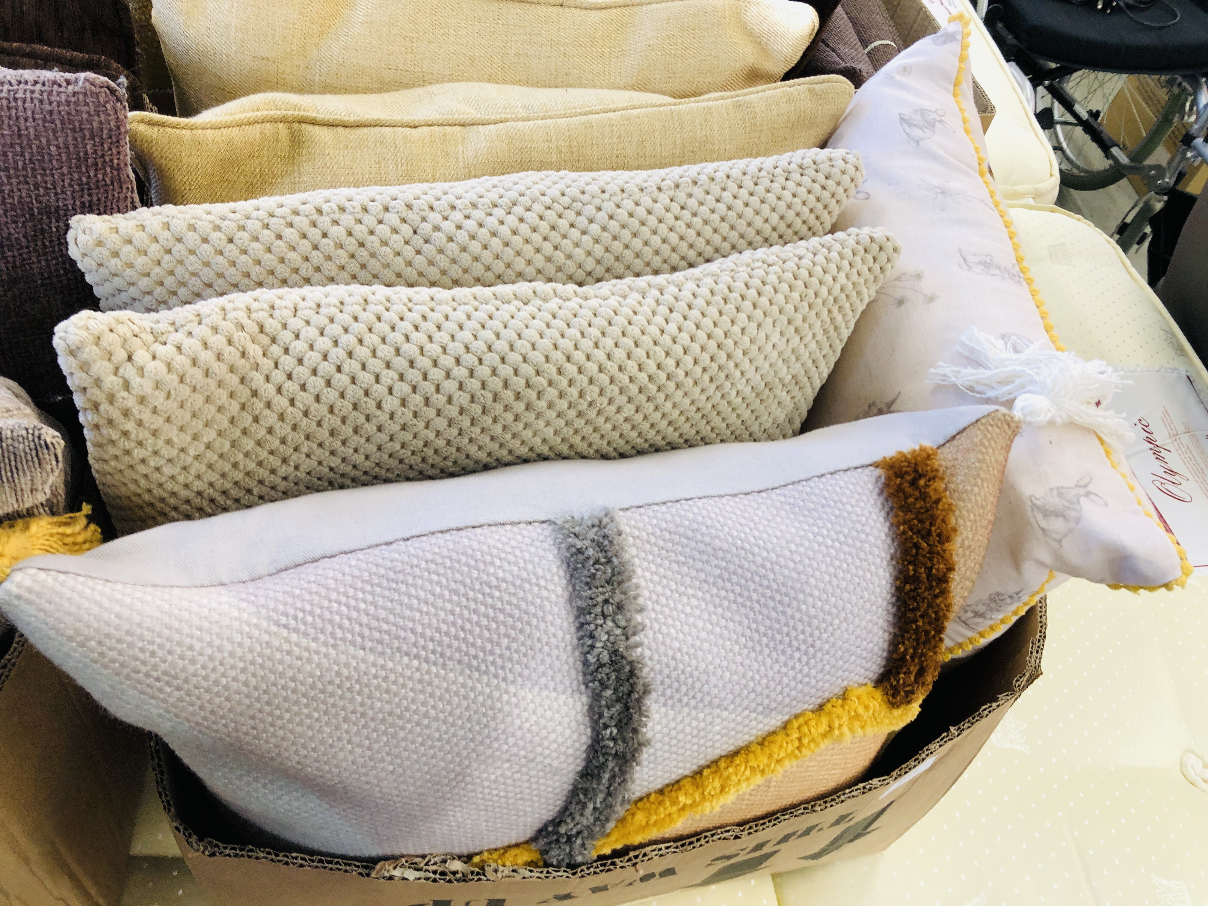 FIVE BOXES CONTAINING QUANTITY OF ASSORTED GOOD QUALITY CUSHIONS. - Image 3 of 6