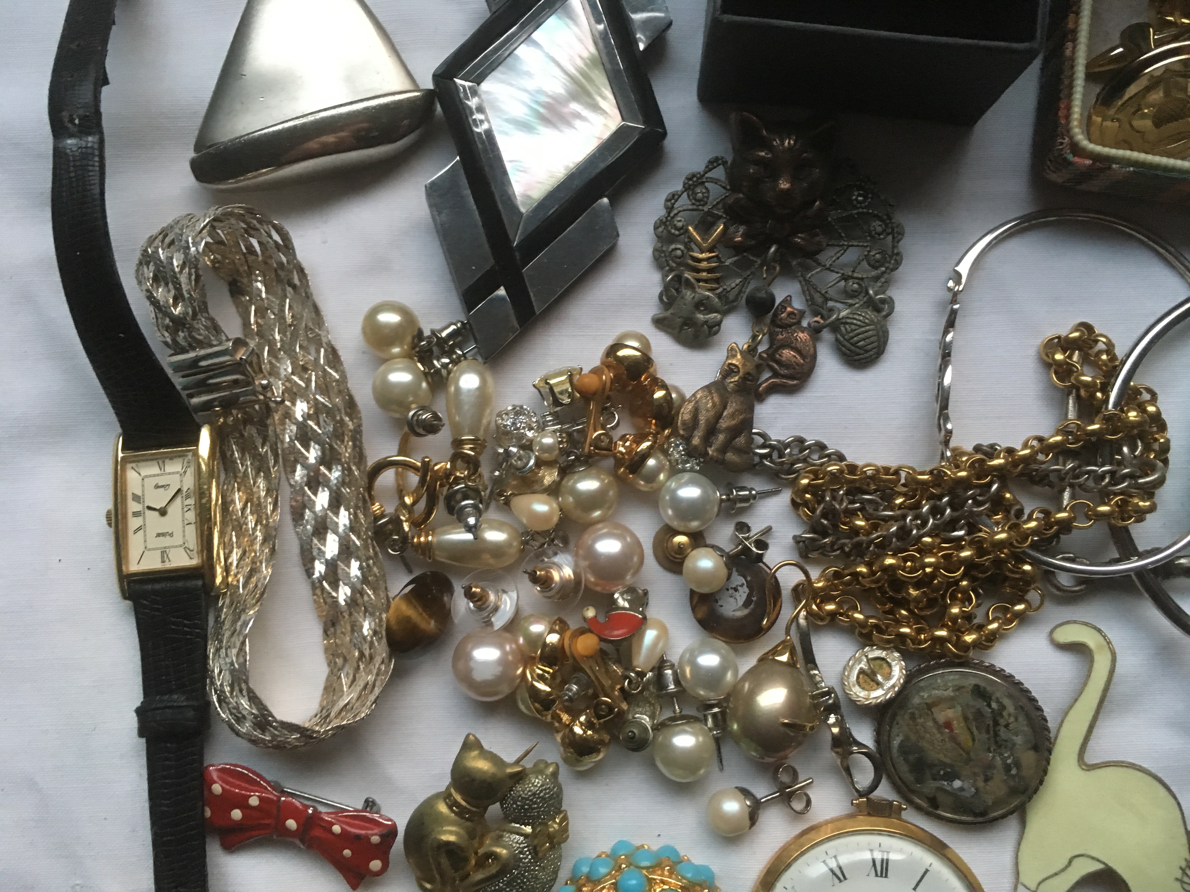 BOX OF COSTUME AND OTHER JEWELLERY, CAT THEMED ITEMS, SOME SILVER. - Image 4 of 6