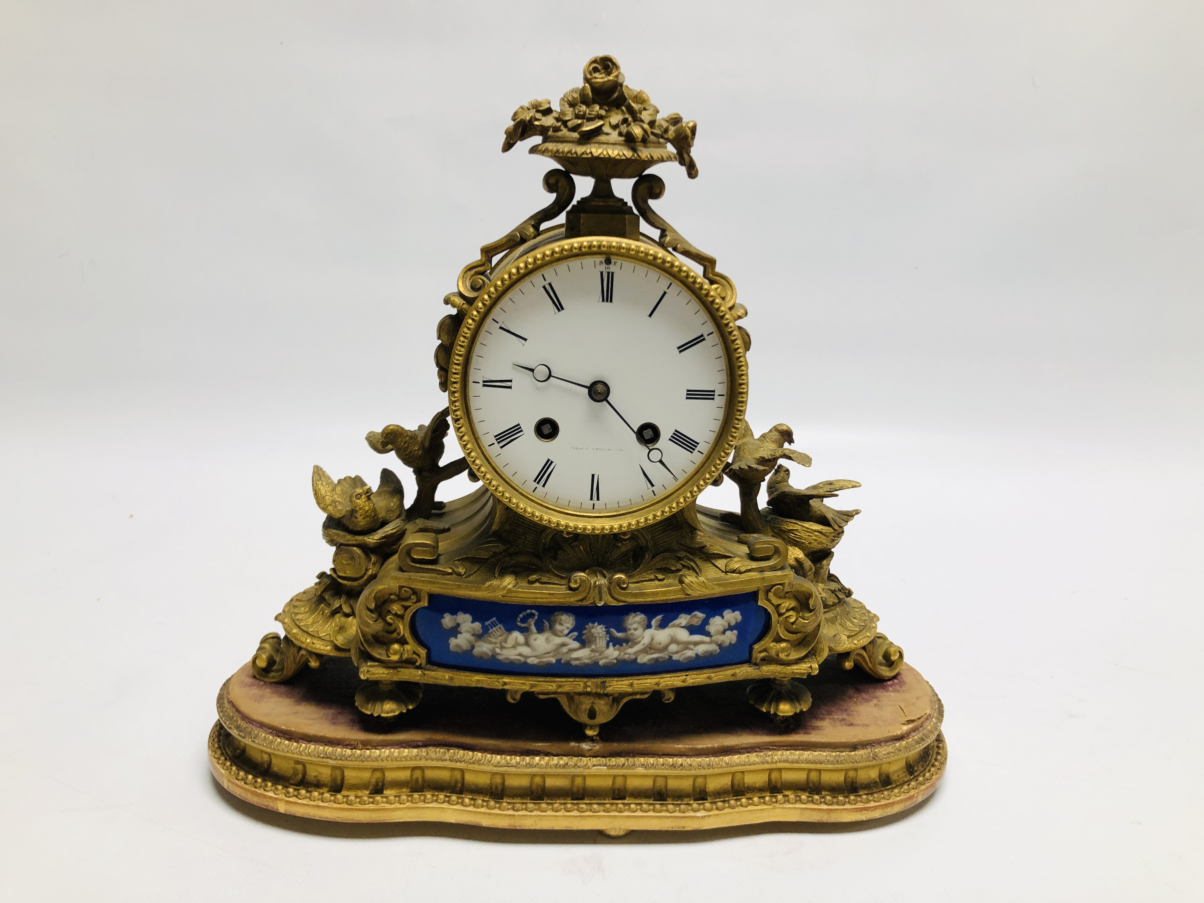 AN ORNATE BRASS MANTEL CLOCK WITH ENAMELLED CHERUB DETAILED PANEL AND NESTING BIRDS STANDING ON A - Image 14 of 15