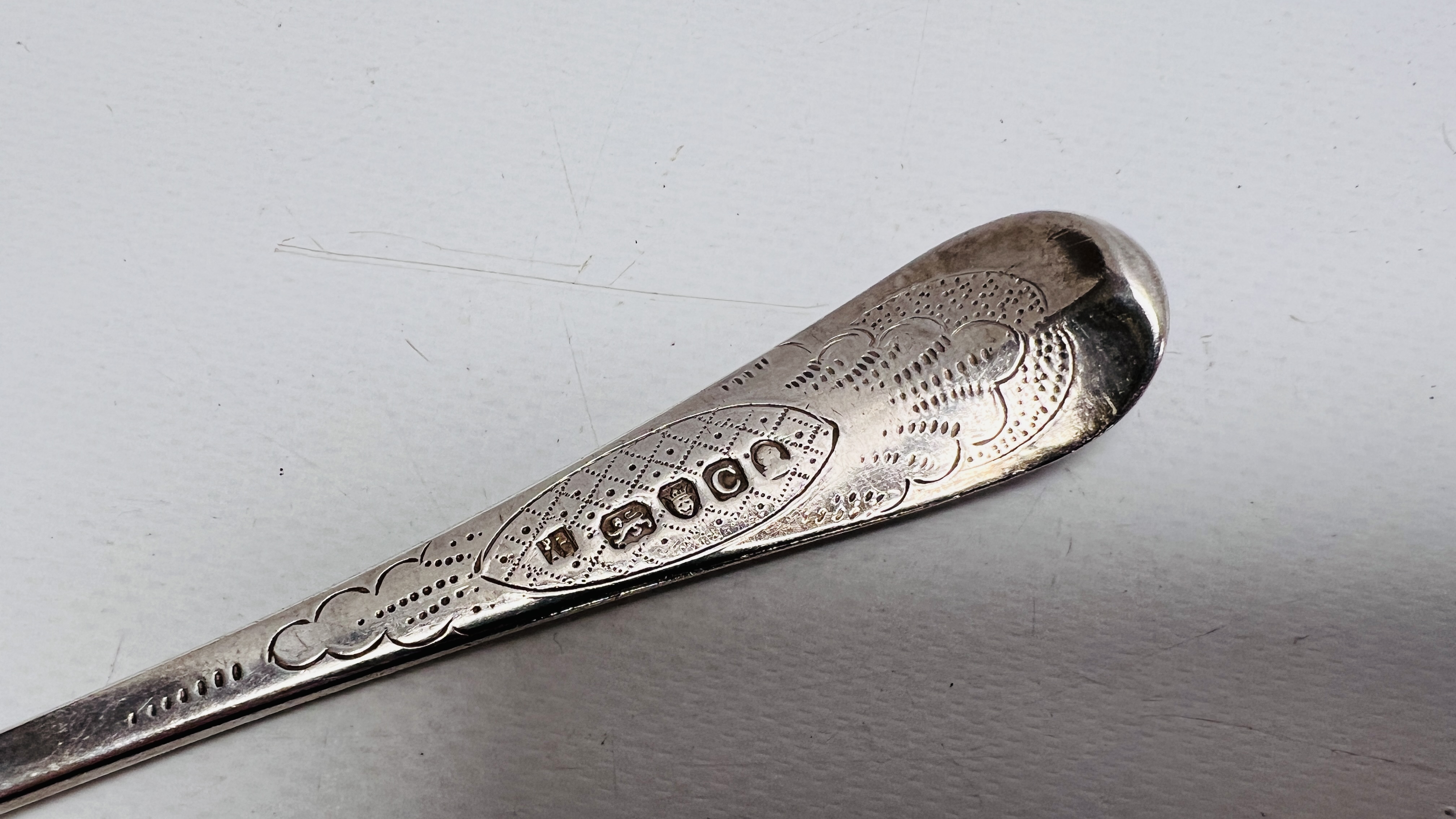 A PAIR OF SILVER SERVING SPOONS FLORAL DESIGN, LONDON ASSAY. - Image 7 of 8