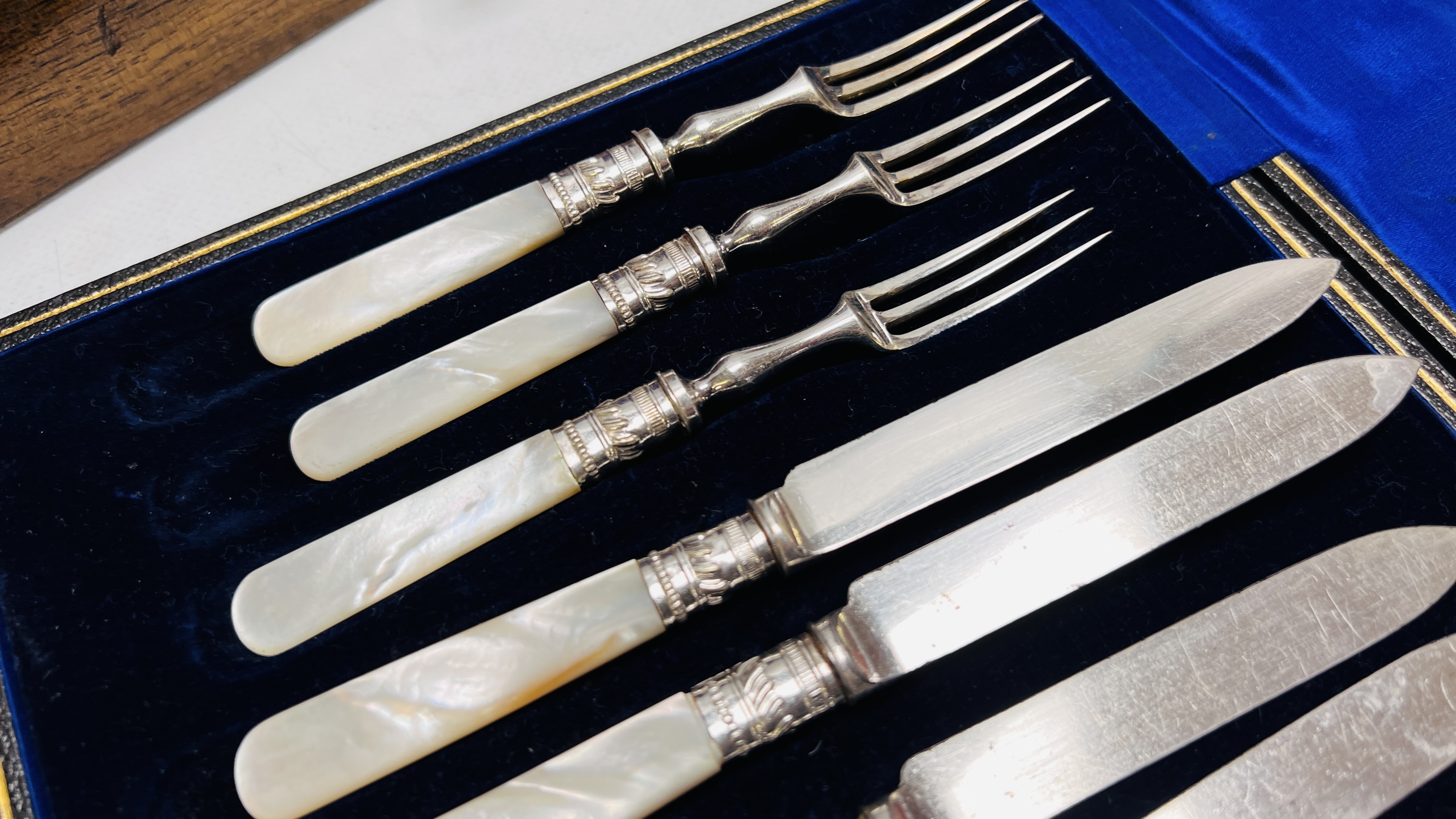 A CASED SET OF PLATED TEA KNIVES AND FORKS WITH MOTHER OF PEARL HANDLES, - Image 8 of 11