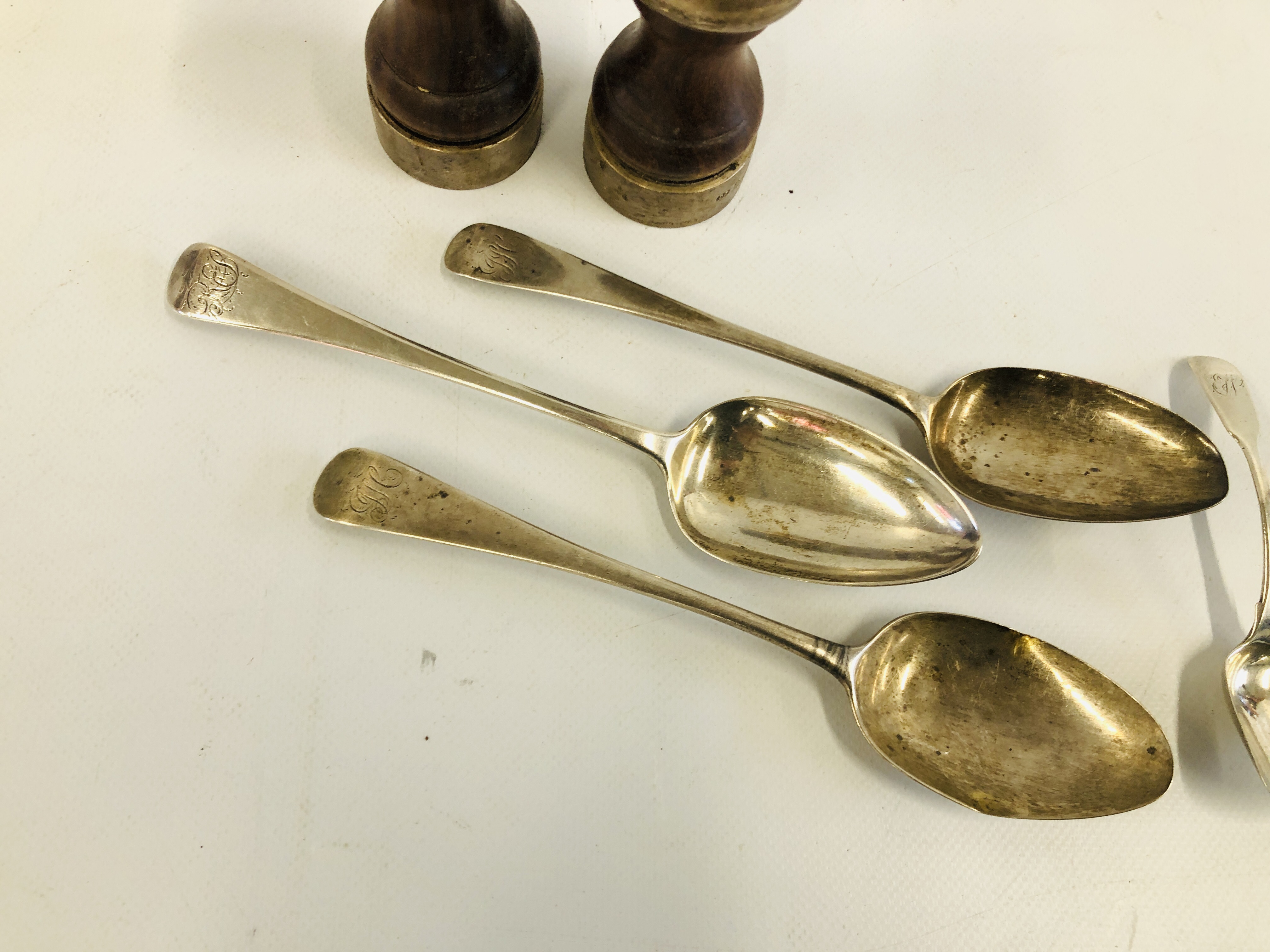 PAIR OF VINTAGE SALT AND PEPPER MILLS LONDON ASSAY PLUS A GROUP OF THREE SILVER SERVING SPOONS, - Image 2 of 10