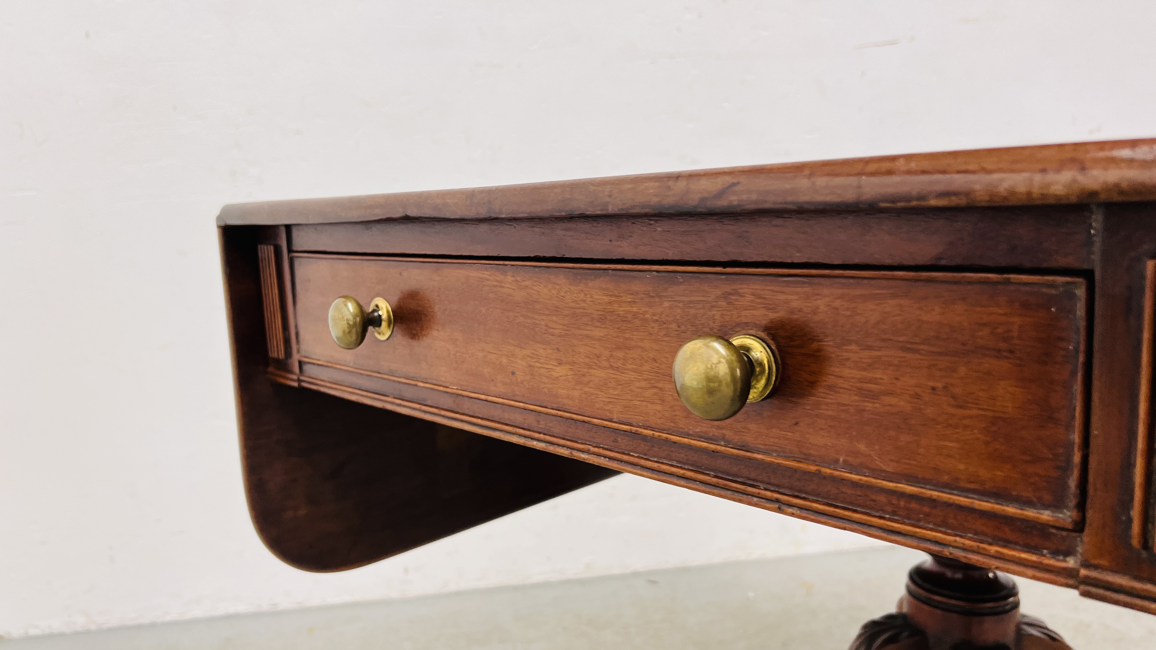 A REGENCY MAHOGANY DROP LEAF PEDESTAL TABLE, THE TWO DRAWERS ABOVE OUTSWEPT LEGS, - Image 3 of 14