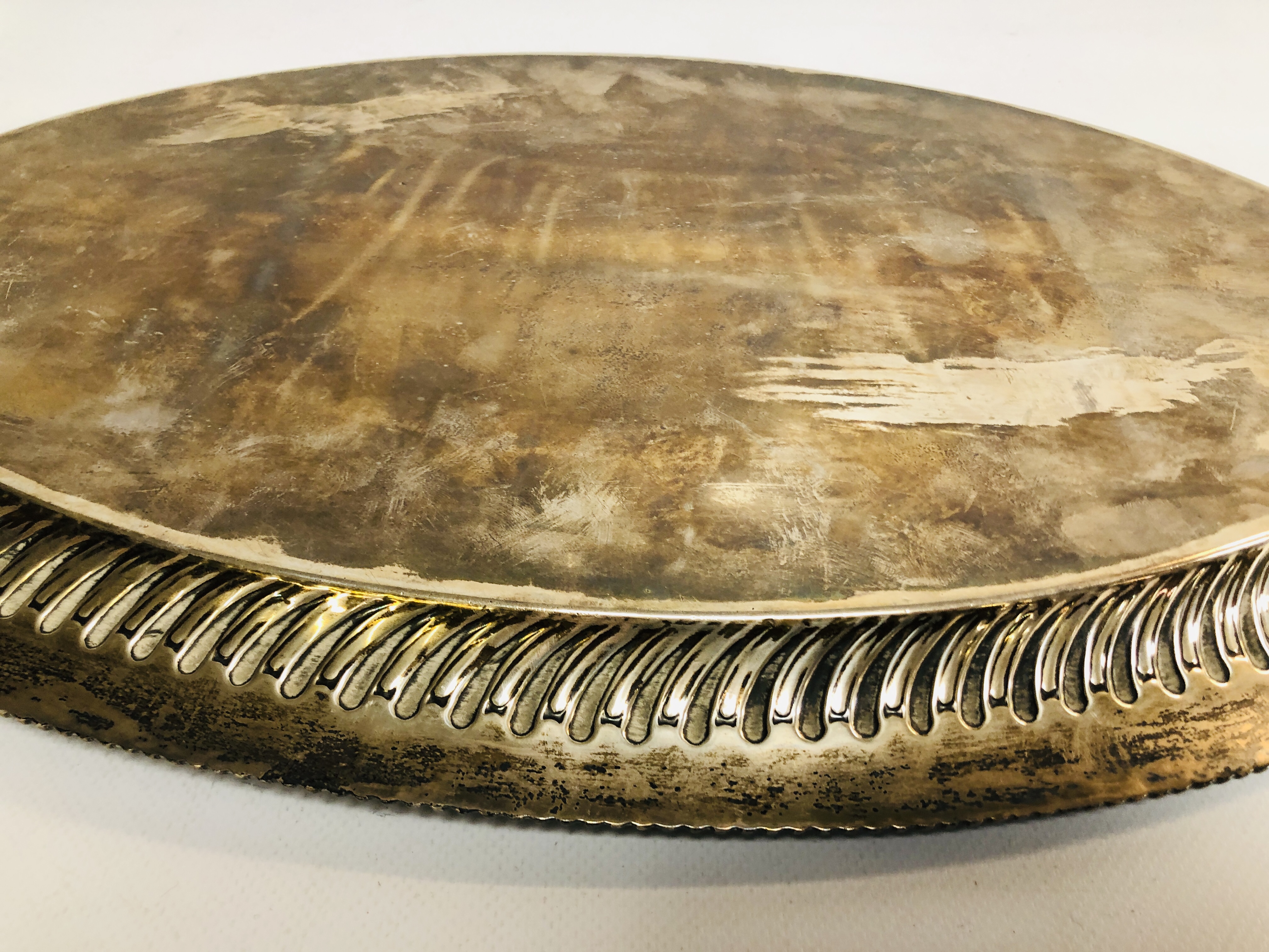 A SILVER TWO HANDLED OVAL TRAY WITH GADROONED DECORATION, SHEFFIELD 1916, L 56CM. - Image 11 of 13