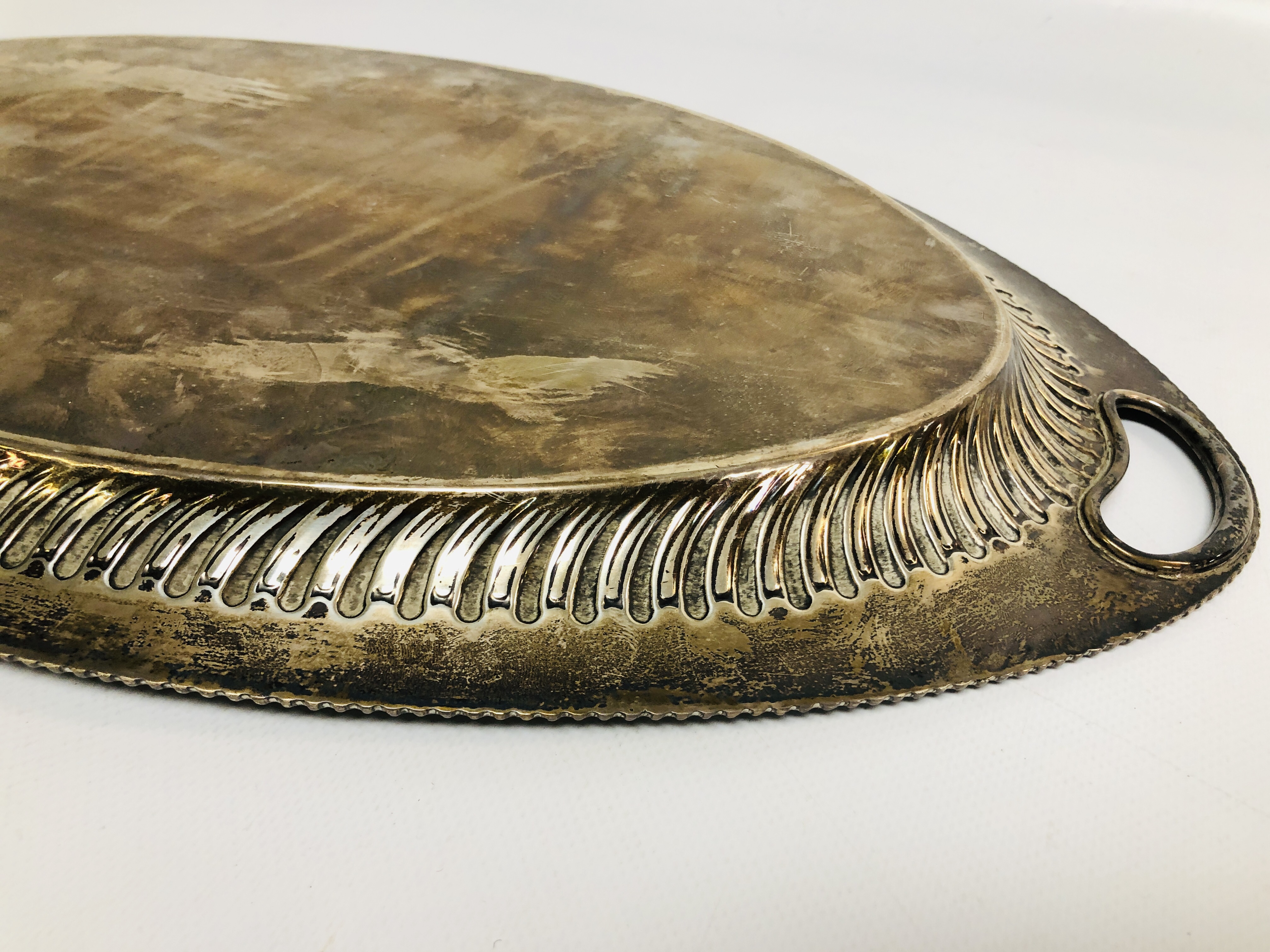 A SILVER TWO HANDLED OVAL TRAY WITH GADROONED DECORATION, SHEFFIELD 1916, L 56CM. - Image 9 of 13