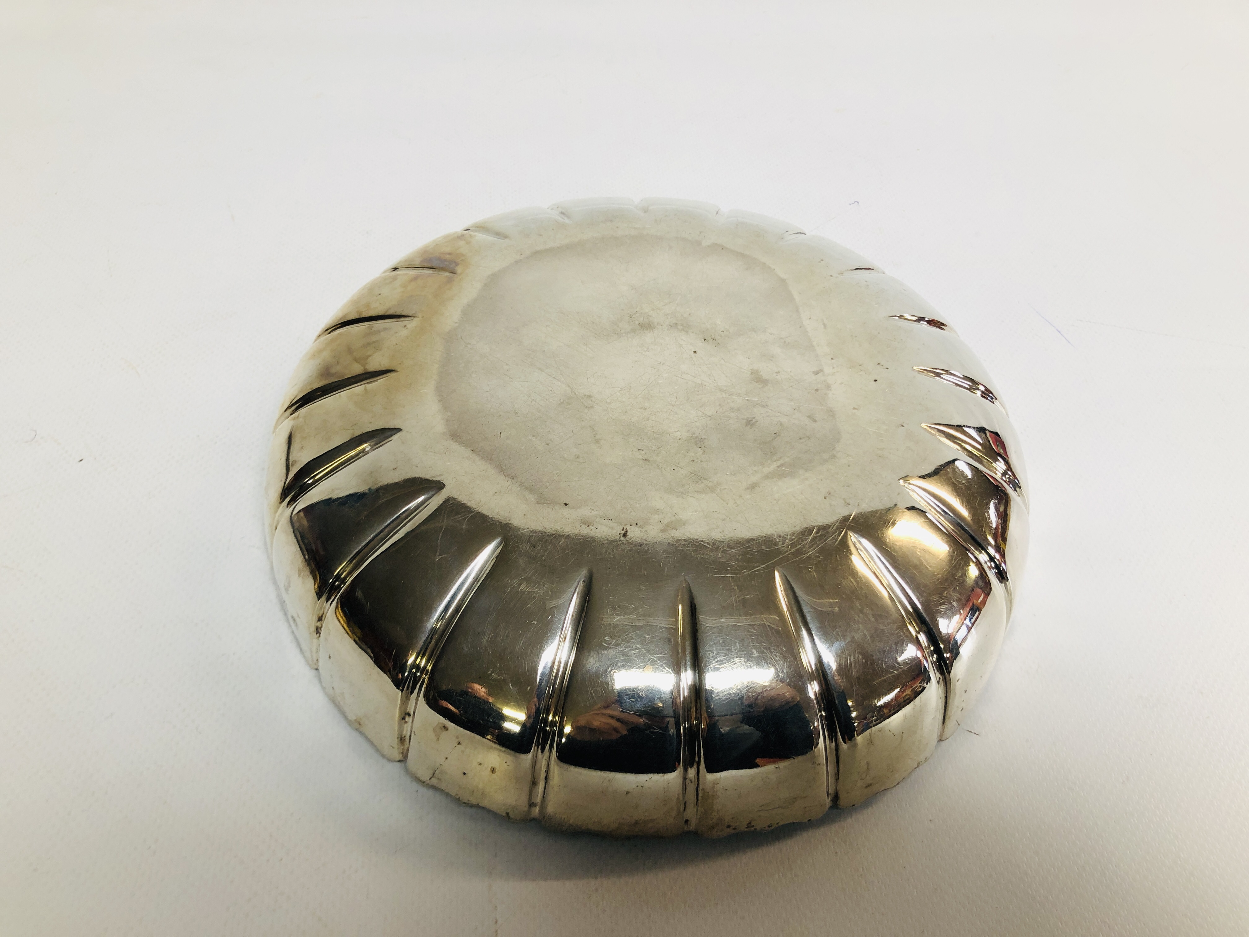 SILVER CIRCULAR DISH WITH FRILLED EDGE THE INTERIOR REEDED, LONDON 1900, D 21.5CM. - Image 6 of 8