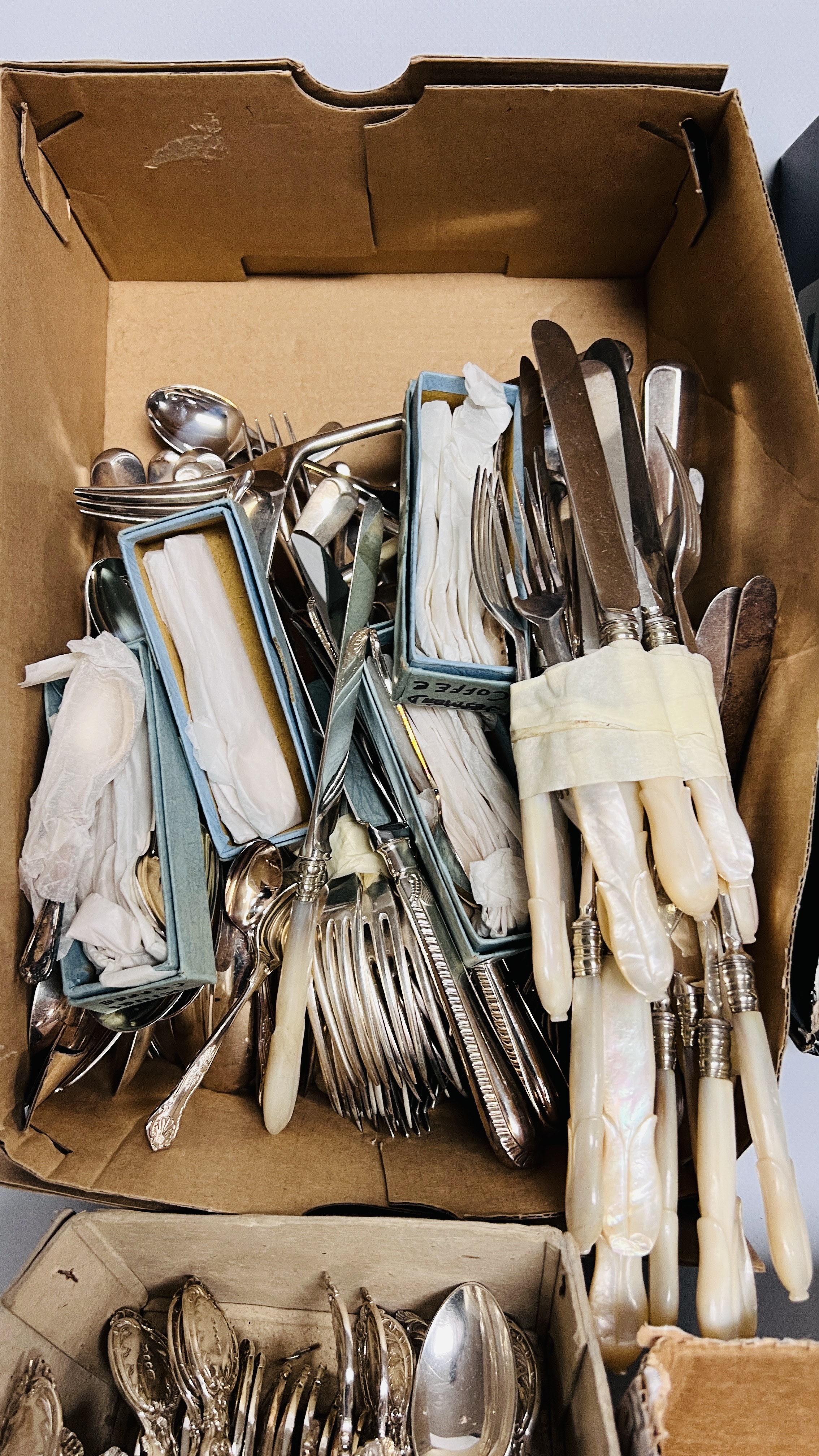 AN EXTENSIVE COLLECTION OF ASSORTED LOOSE SILVER PLATED CUTLERY IN 6 BOXES - Image 4 of 7