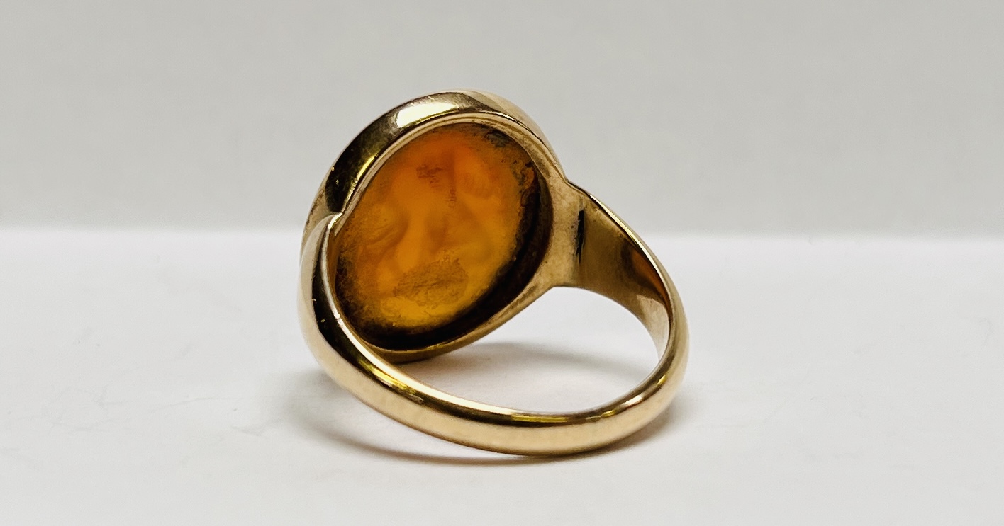 A VINTAGE YELLOW METAL OVAL HARDSTONE INTAGLIO SIGNET RING, - Image 4 of 5