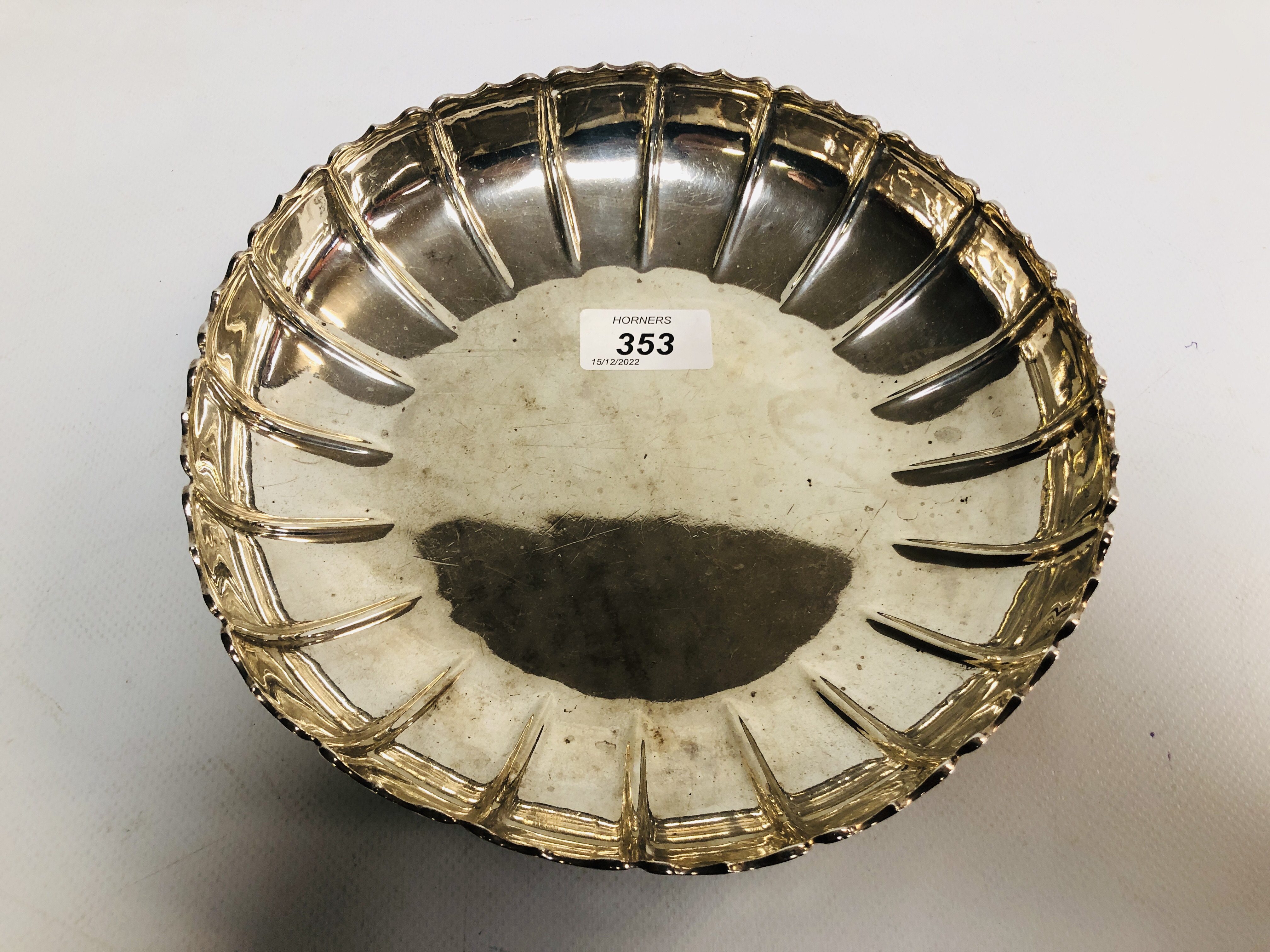 SILVER CIRCULAR DISH WITH FRILLED EDGE THE INTERIOR REEDED, LONDON 1900, D 21.5CM. - Image 3 of 8