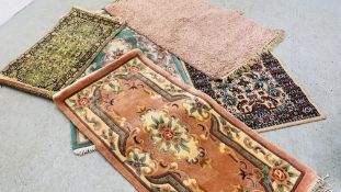 A GROUP OF FIVE RUGS TO INCLUDE MACHINE MADE AND 100% WOOL EXAMPLES.