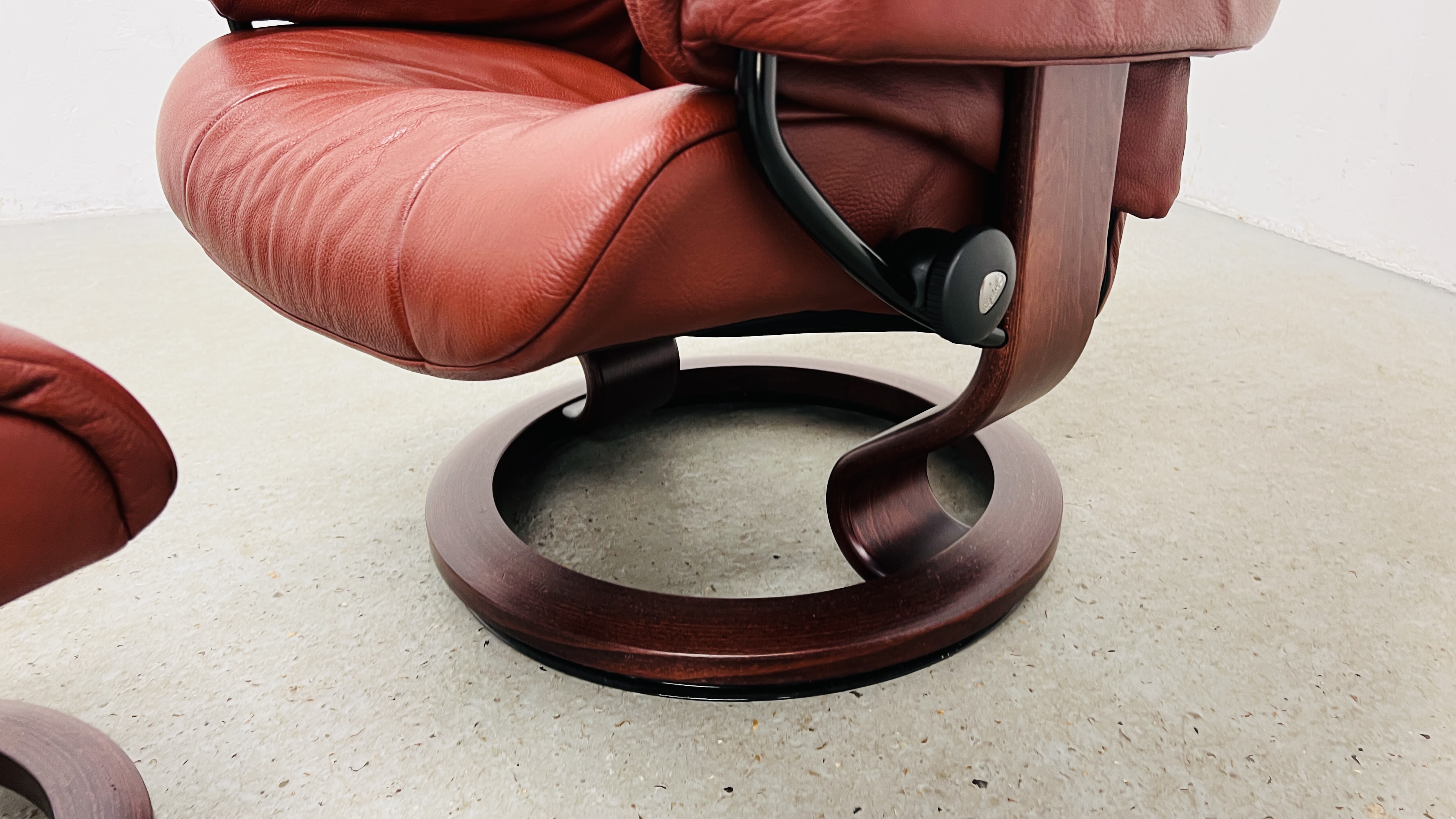 A GOOD QUALITY STRESSLESS RED LEATHER RELAXER CHAIR WITH MATCHING FOOTSTOOL. - Image 5 of 13