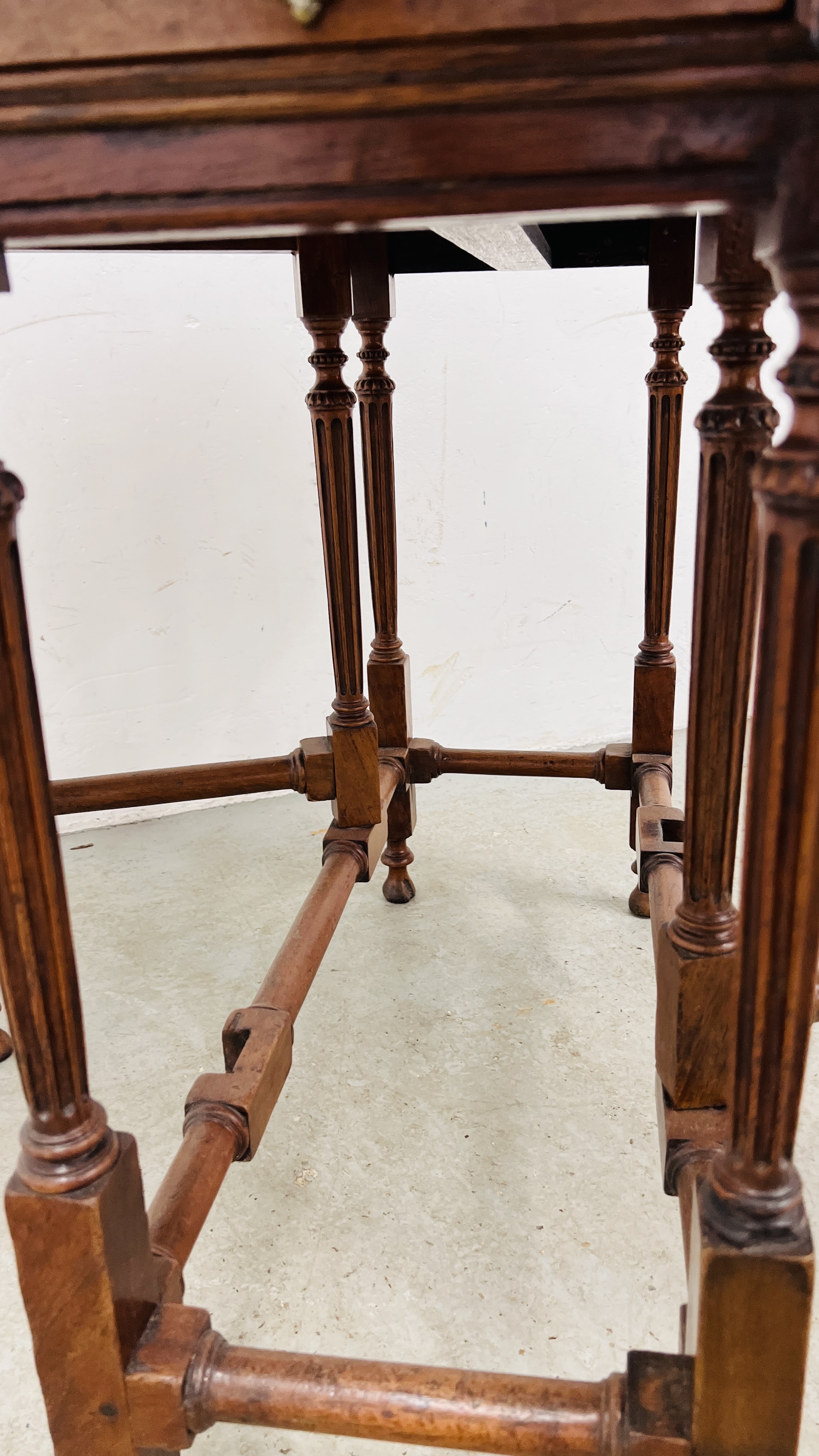 A MAHOGANY GATELEG TABLE, C18TH. AND LATER, EXTENDED 100CM. - Image 14 of 18