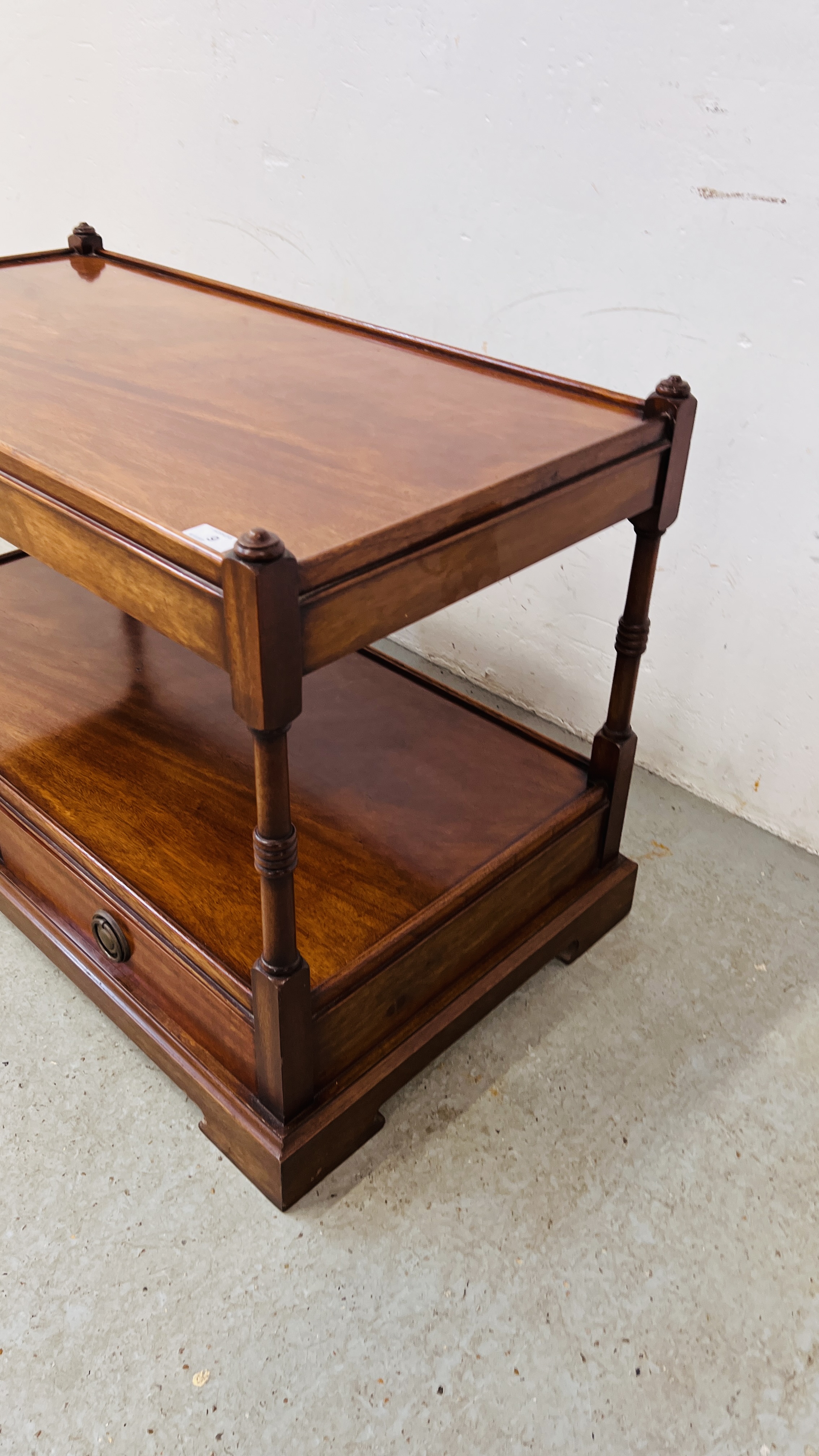 A REPRODUCTION TWO DRAWER, TWO TIER BUFFET / COFFEE TABLE WITH OPEN SHELF. - Image 4 of 11