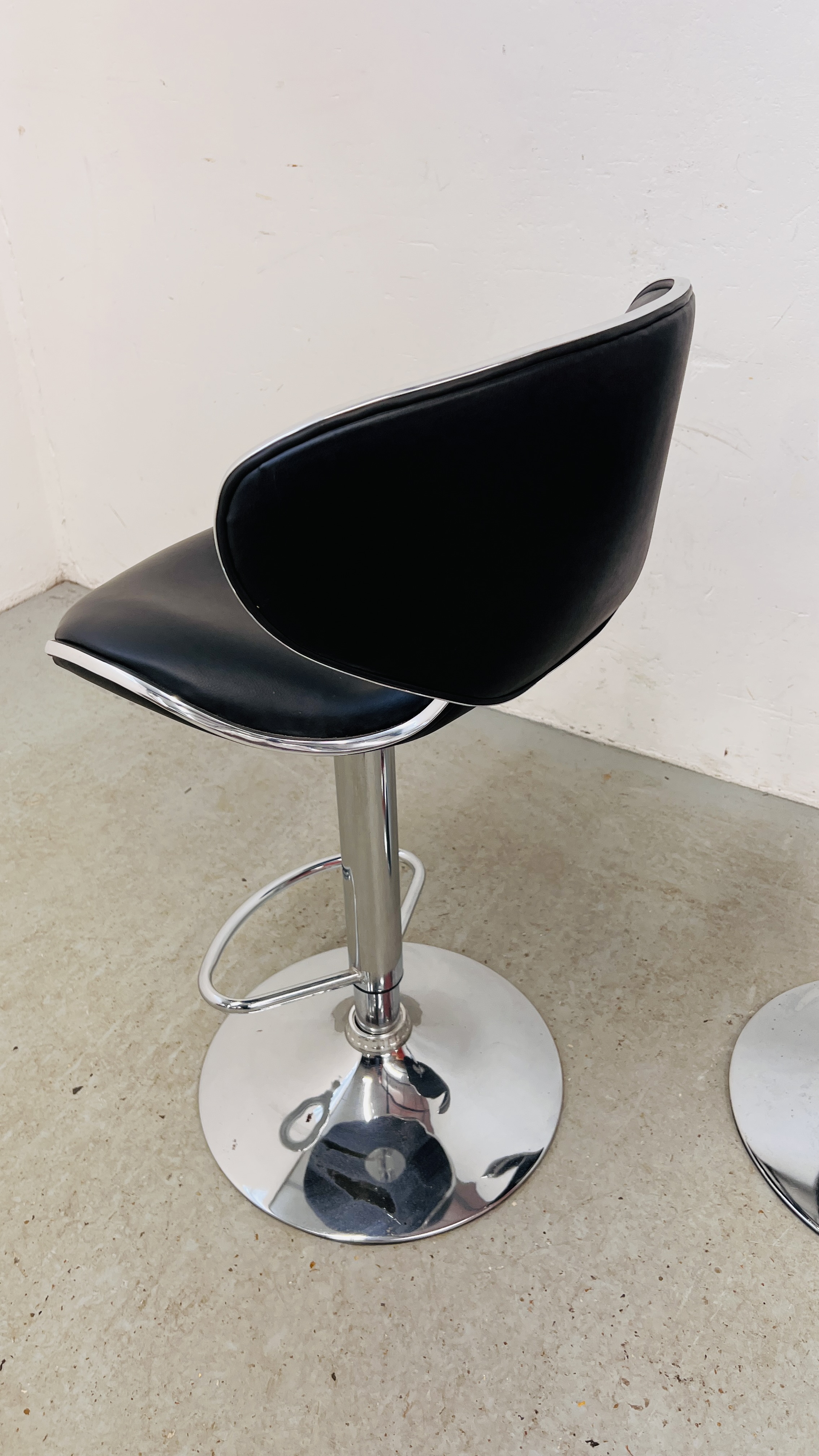 A PAIR OF CHROME FINISH RISE AND FALL BAR STOOLS - Image 9 of 9