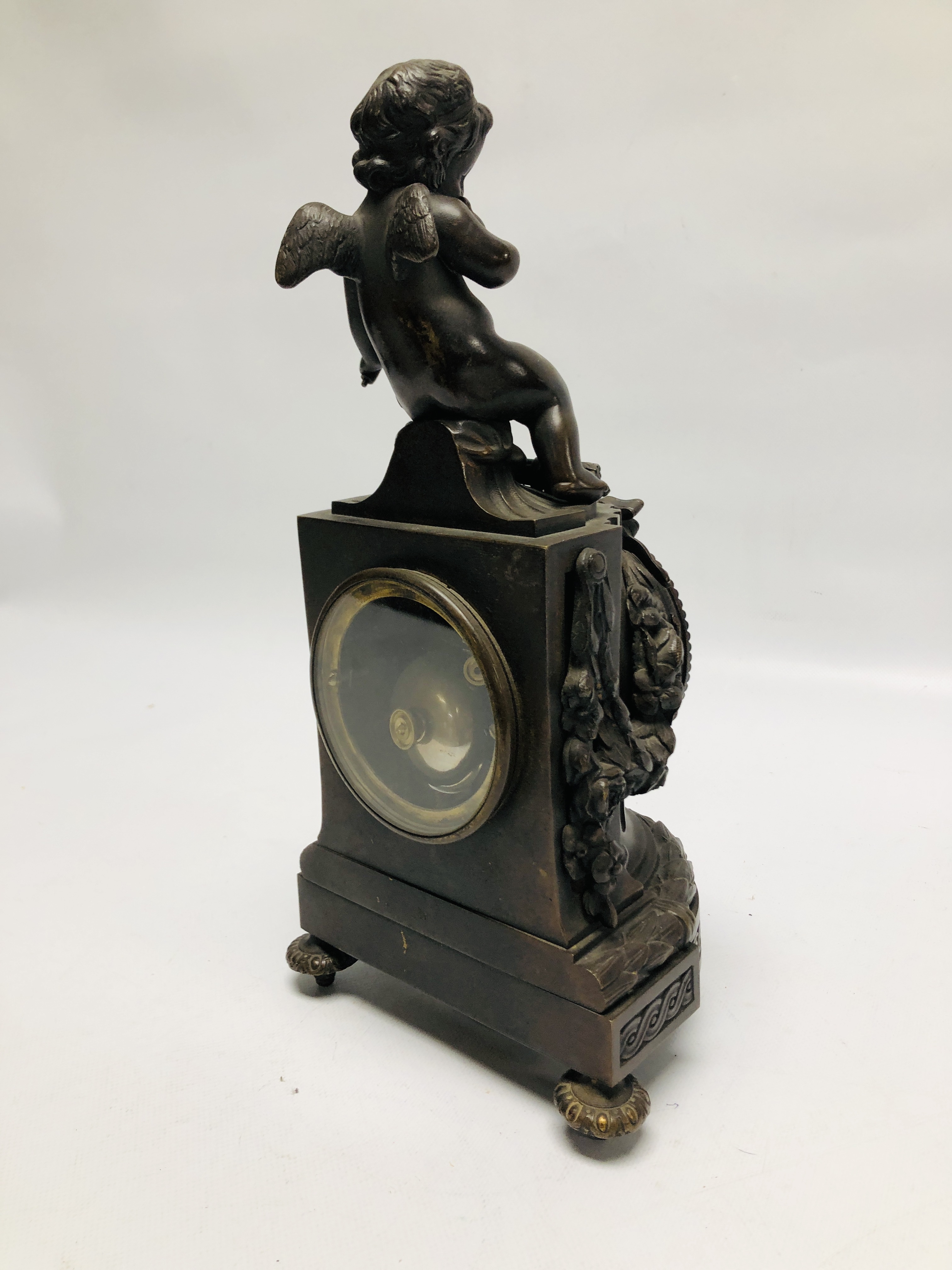 A BRONZE MANTEL TIMEPIECE, THE CASE SURMOUNTED BY CUPID, THE MOVEMENT STRIKING ON A BELL, - Image 7 of 7