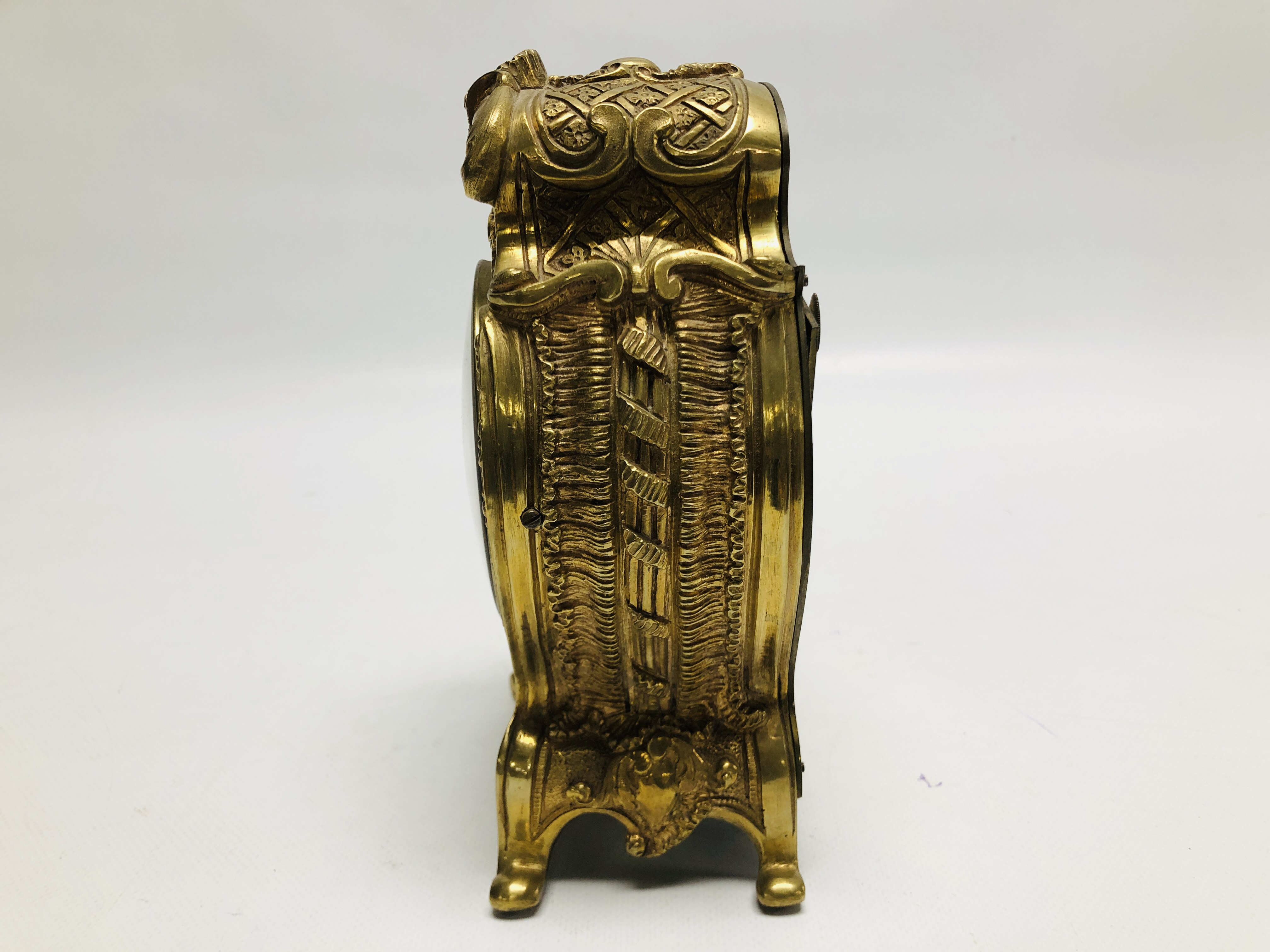 A BRASS MANTEL TIMEPIECE THE MOVEMENT STRIKING ON A BELL HEIGHT 20CM. - Image 5 of 8