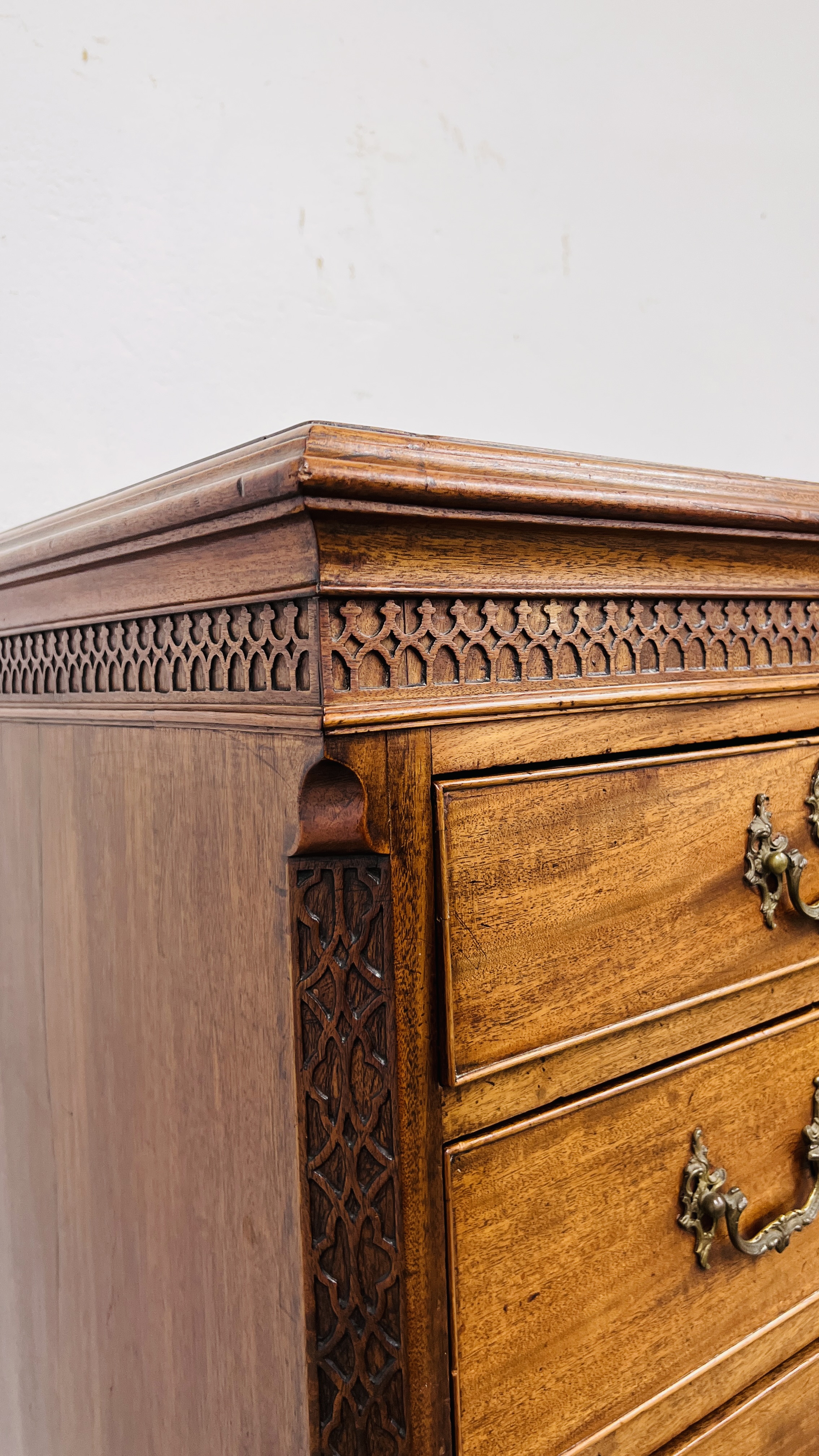 A GEORGE III MAHOGANY TALLBOY TWO SHORT OVER FIVE LONG DRAWERS, ORIGINAL HANDLES WIDTH 115CM. - Image 17 of 32