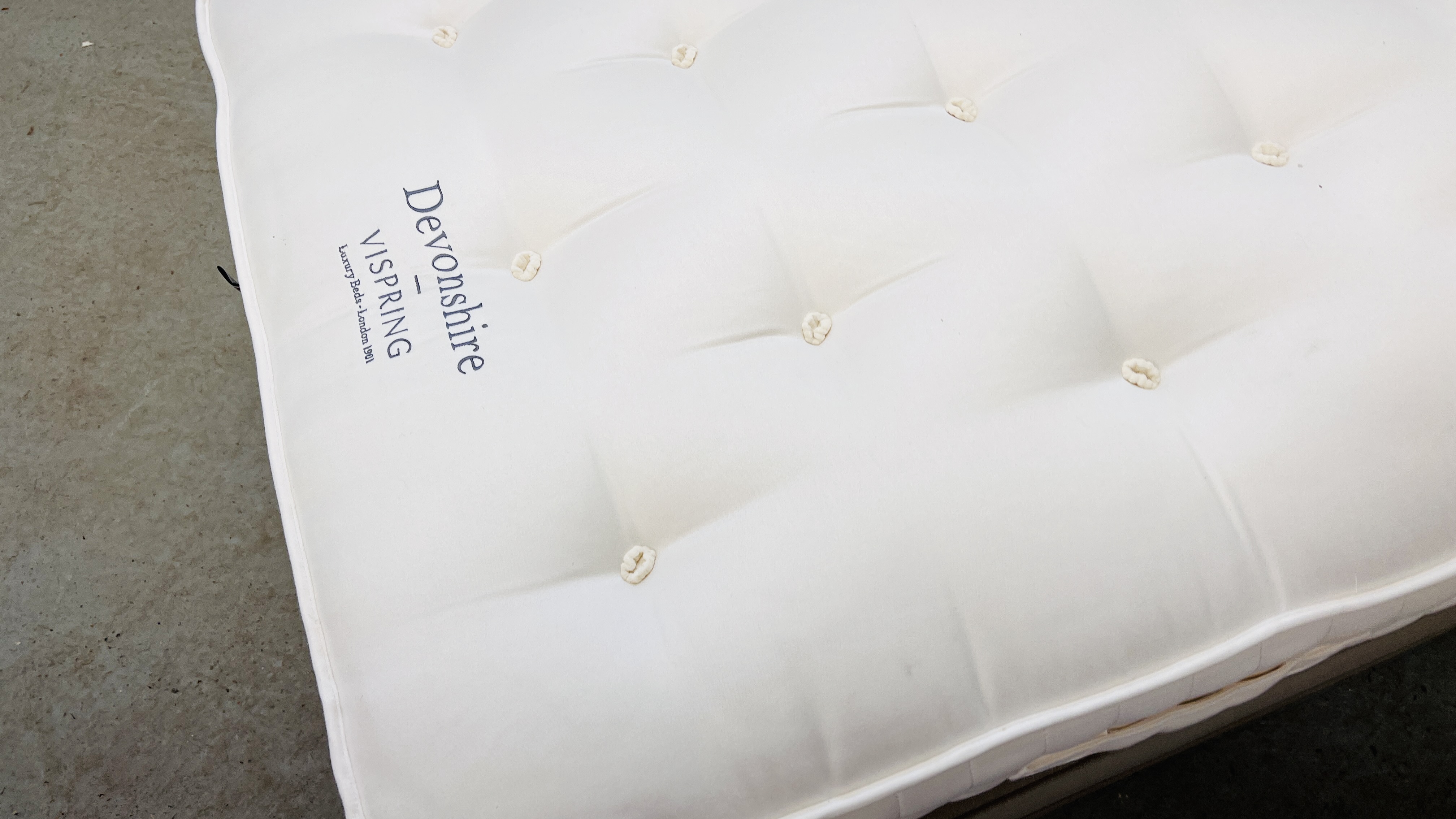 A DEVONSHIRE VISPRING LUXURY SINGLE DIVAN BED (DATE OF MANUFACTURE 3/6/21) - Image 9 of 16