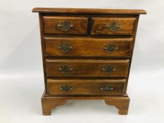 A MINIATURE SOLID OAK TWO OVER THREE DRAWER CHEST WITH PLATE BRASS HANDLES WIDTH 50CM. DEPTH 32CM.