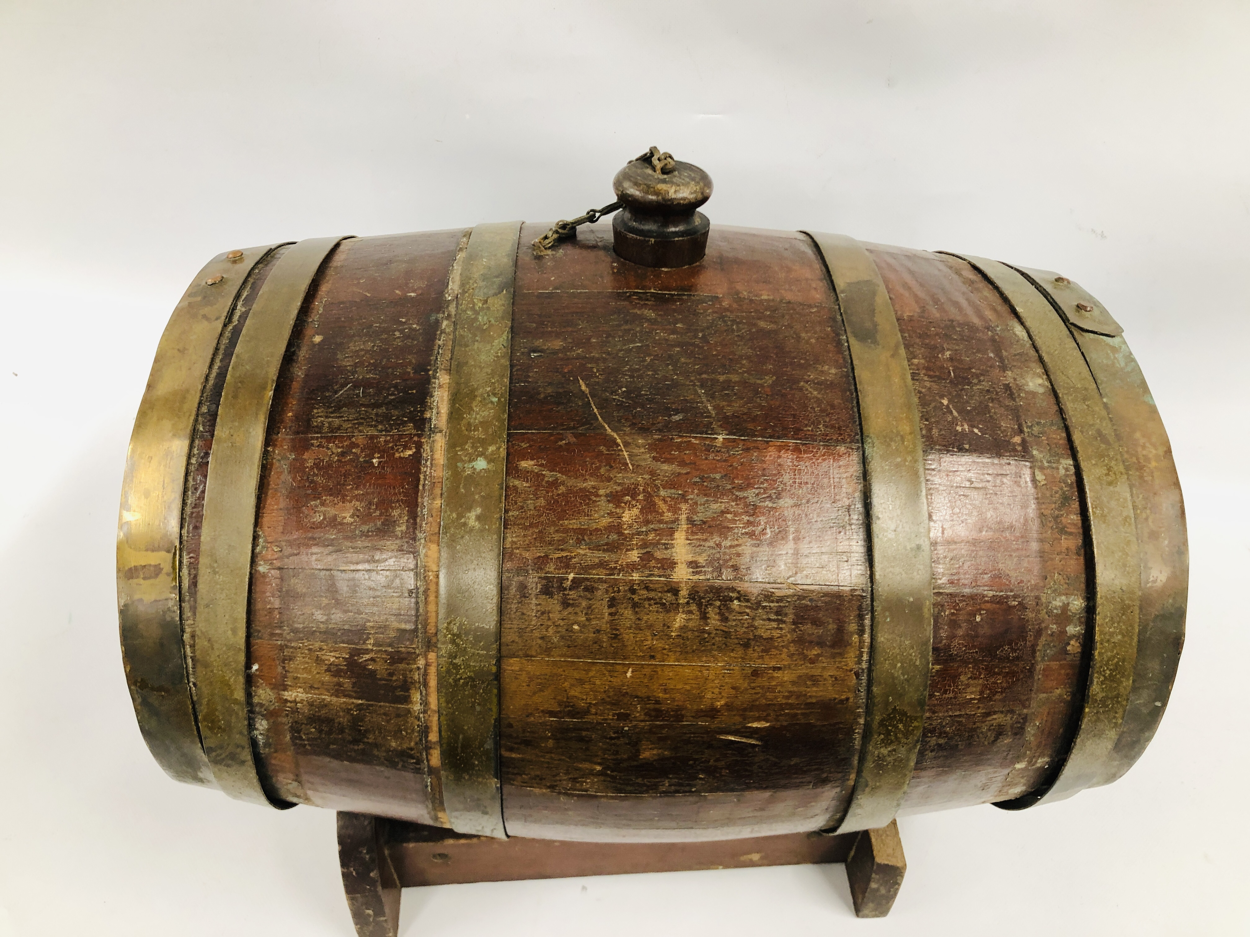 A VINTAGE OAK BRASS BOUND BARREL ON STAND WITH TAP. - Image 2 of 6