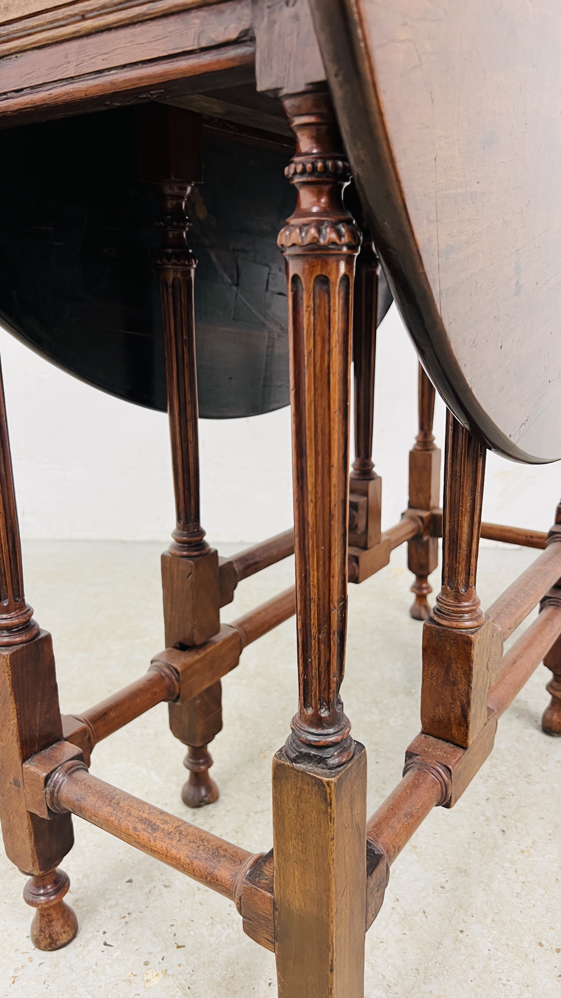 A MAHOGANY GATELEG TABLE, C18TH. AND LATER, EXTENDED 100CM. - Image 3 of 18
