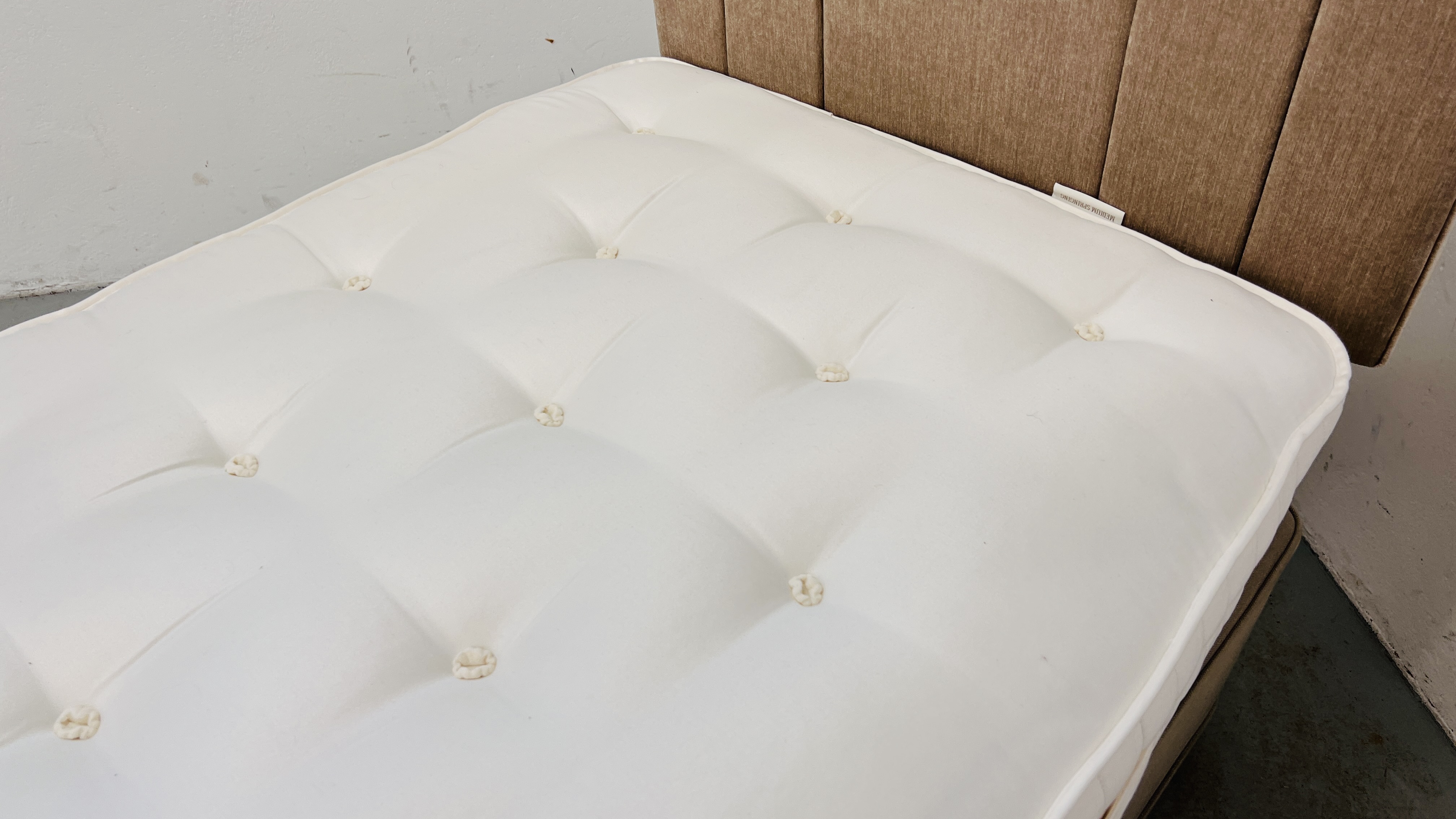 A DEVONSHIRE VISPRING LUXURY SINGLE DIVAN BED (DATE OF MANUFACTURE 3/6/21) - Image 7 of 16