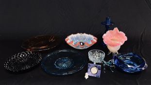 A GROUP OF GLASS TO INCLUDE AN ART GLASS CANDLESTICK AND SIMILAR DISH, AMBER GLASS PLATE,