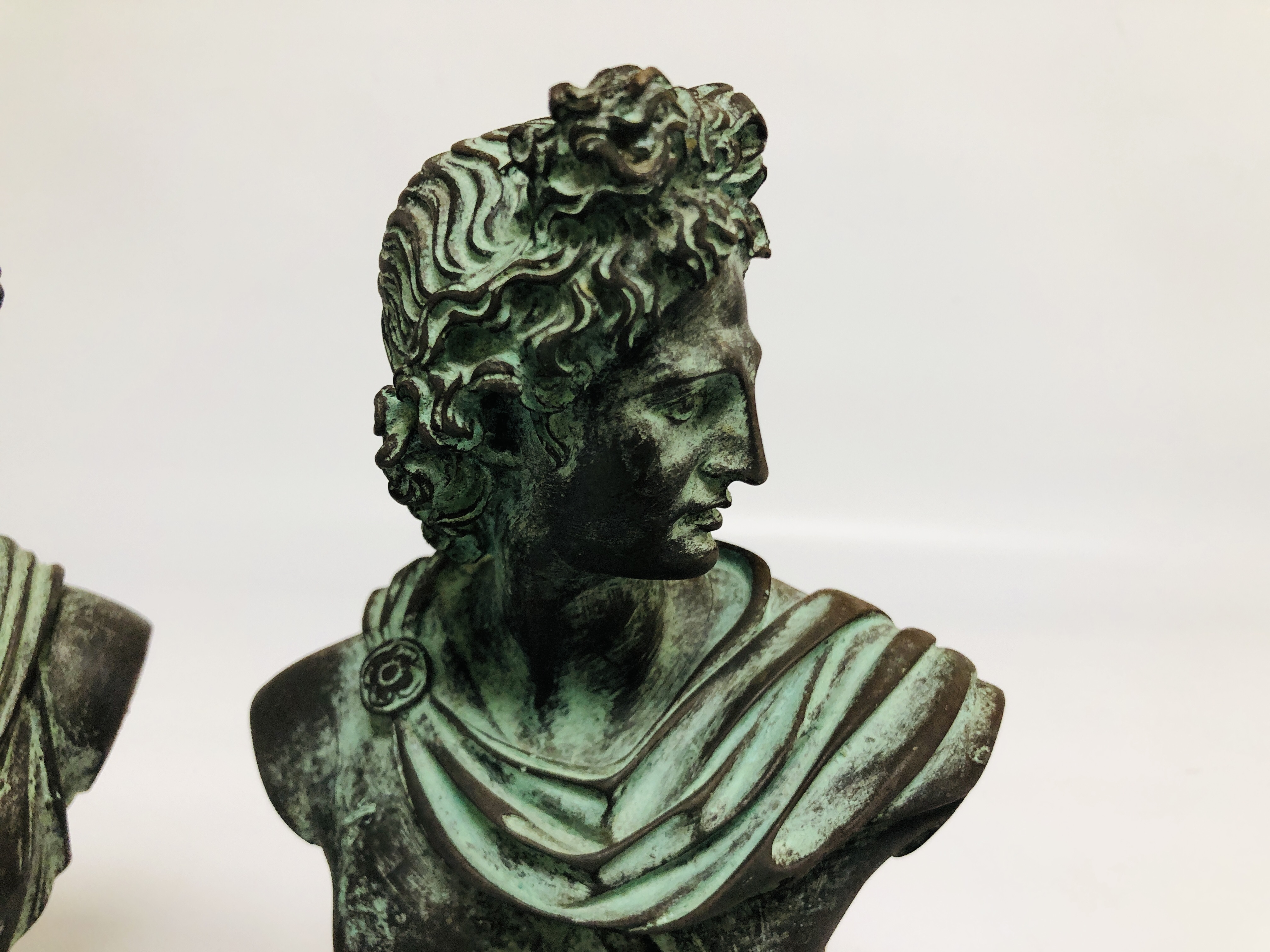 A PAIR OF RESIN BUSTS OF ARTEMIS AND APOLLO HEIGHT 22CM. - Image 4 of 9