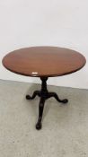 A GEORGE III MAHOGANY TILT TOP TEA TABLE, THE BASE WITH BIRDCAGE ON CASTERS, DIAMETER 81.5CM.