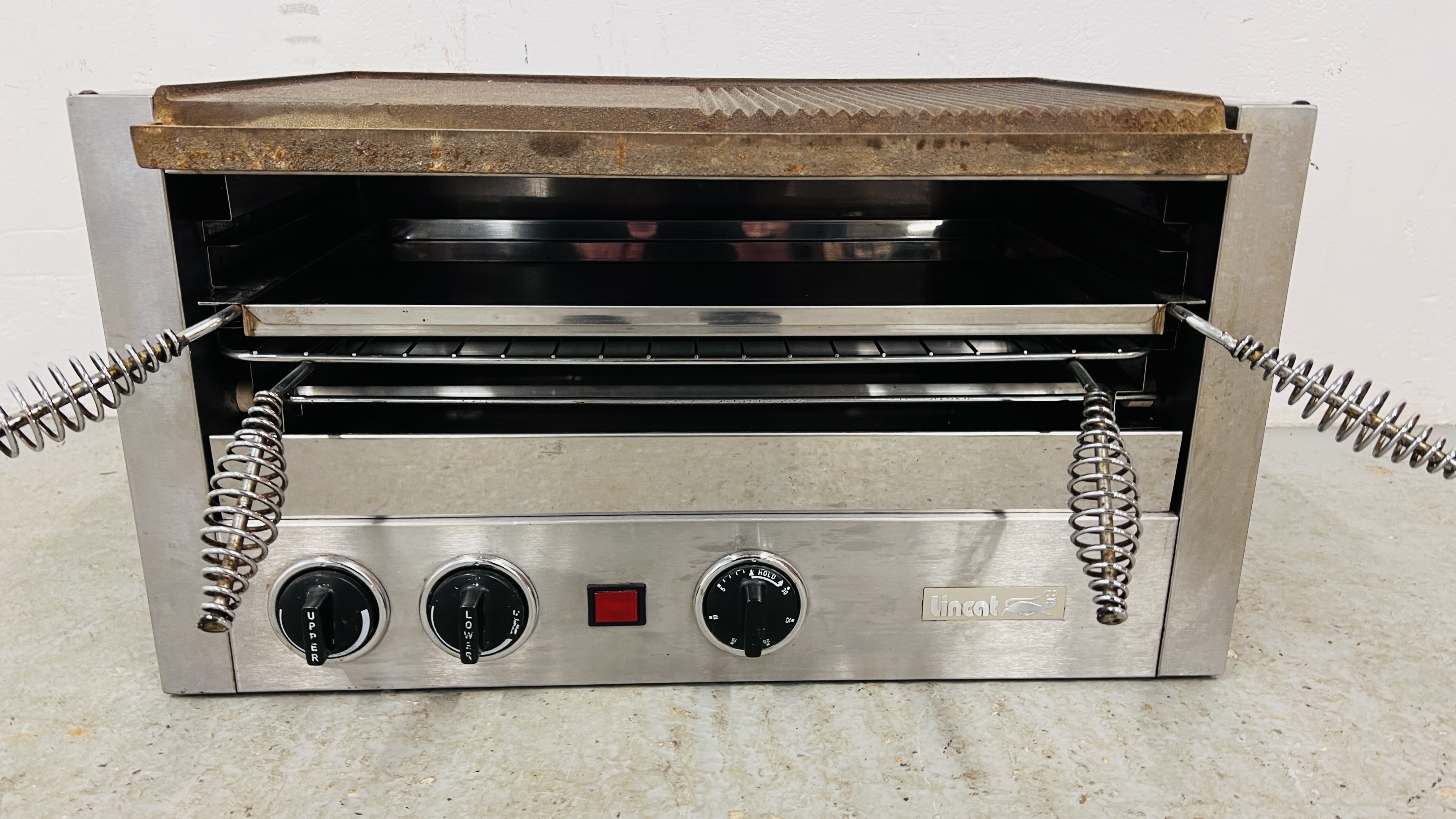 A LINCAT ELECTRIC STAINLESS STEEL GRIDDLE WITH CAST TOP MODEL QG6 - SOLD AS SEEN - Bild 3 aus 7