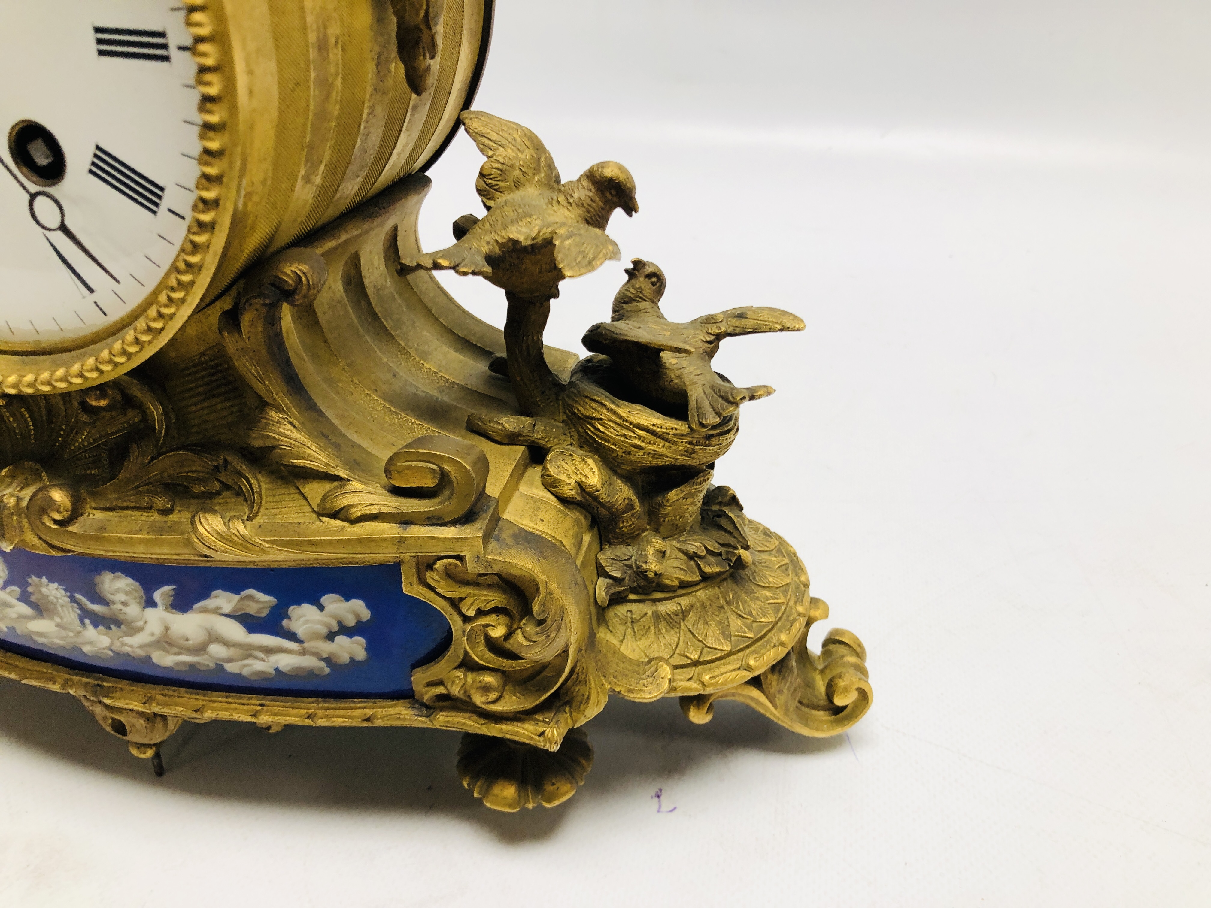 AN ORNATE BRASS MANTEL CLOCK WITH ENAMELLED CHERUB DETAILED PANEL AND NESTING BIRDS STANDING ON A - Image 10 of 15