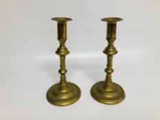 A PAIR OF GEORGIAN BRASS CANDLESTICKS ON CIRCULAR BASE HEIGHT 21CM.