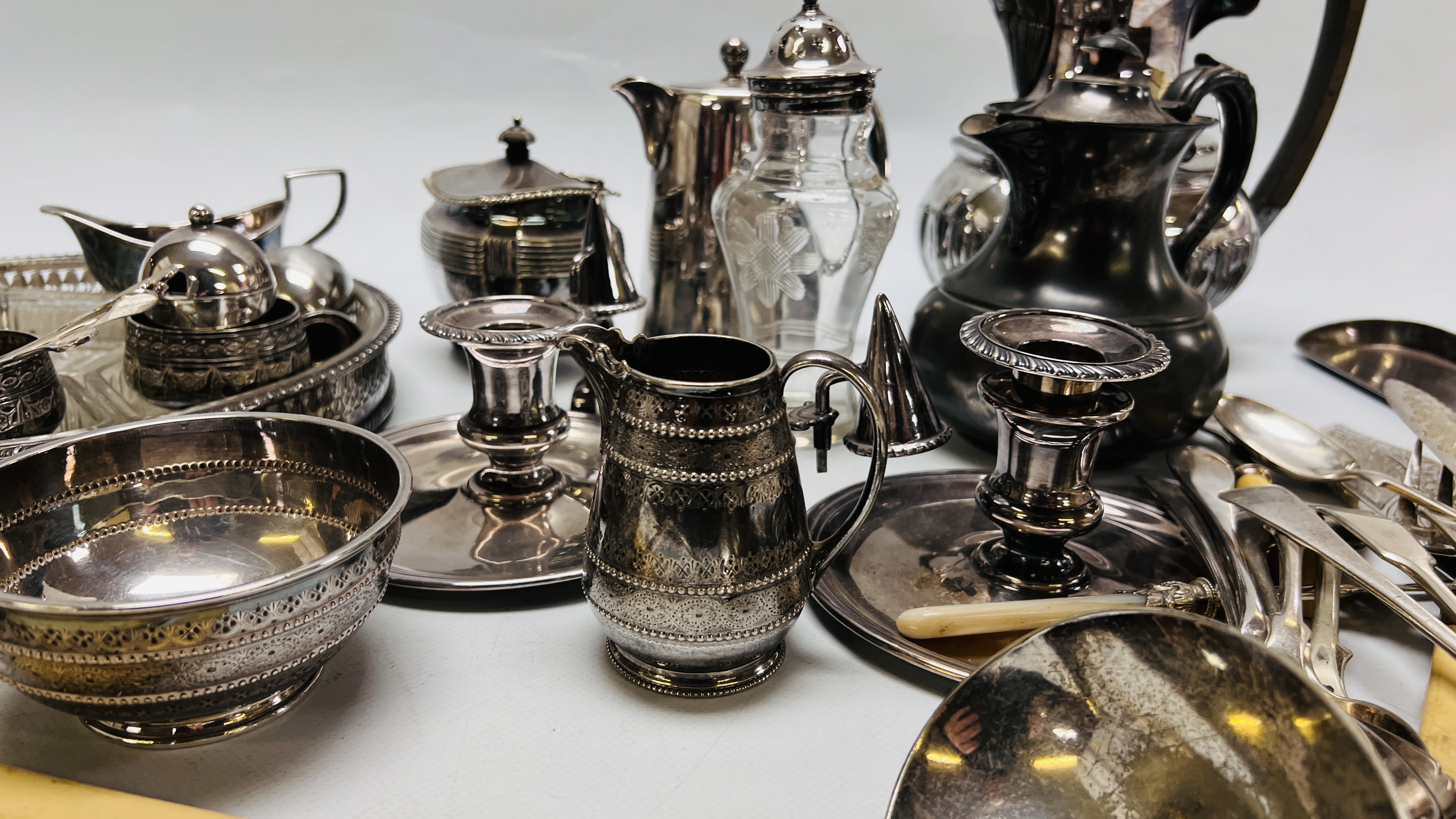 BOX OF GOOD QUALITY PLATED WARE TO INCLUDE A COFFEE POT AND CADDY, PAIR OF CHAMBER STICKS, SALTS, - Image 7 of 10