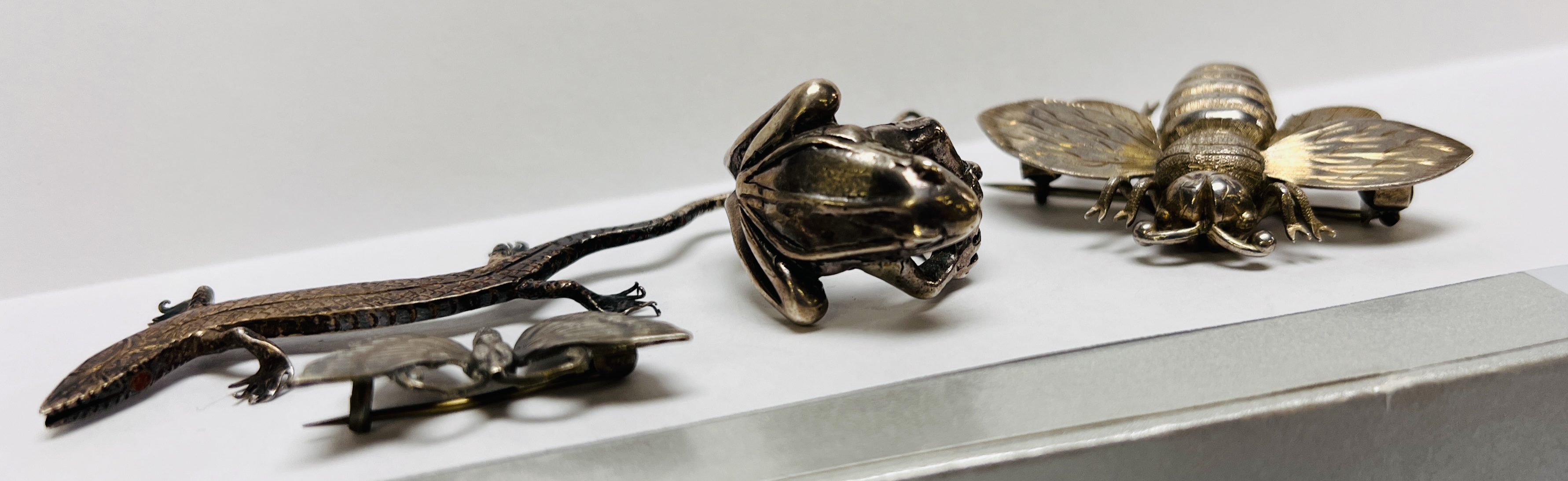 TWO VINTAGE WHITE METAL BROOCHES TO INCLUDE A BUMBLE BEE AND A BUTTERFLY ALONG WITH A WHITE METAL - Image 4 of 12