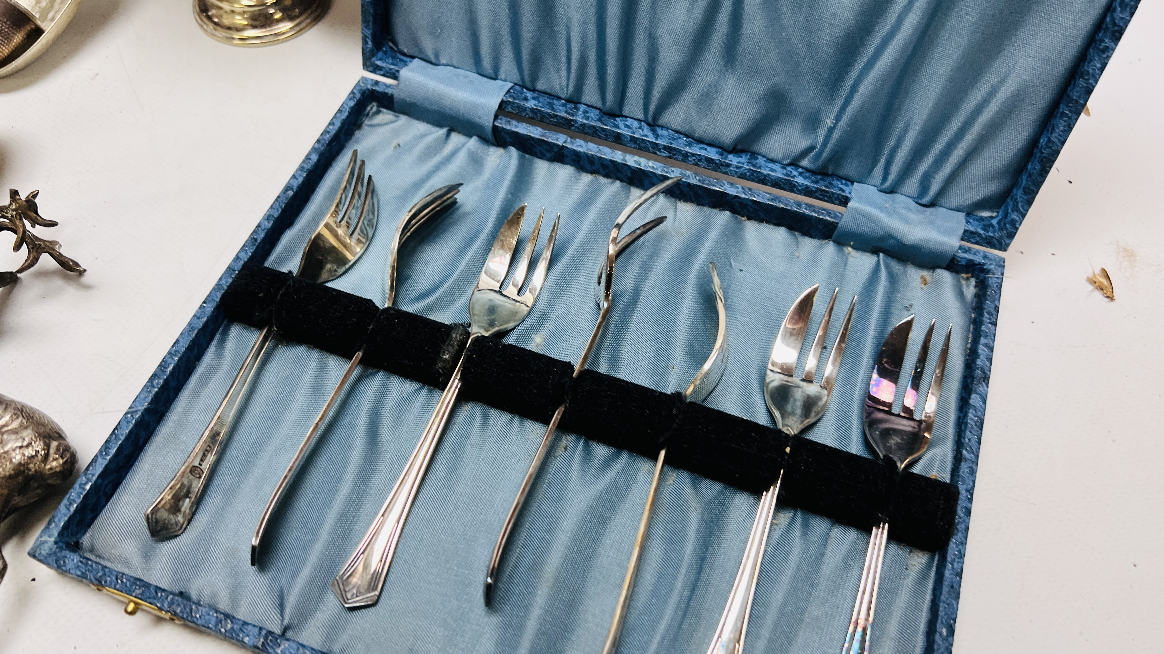 BOX OF ASSORTED VINTAGE SILVER PLATED WARE TO INCLUDE LOOSE AND CASED CUTLERY, SPECIMEN VASE, - Image 7 of 9