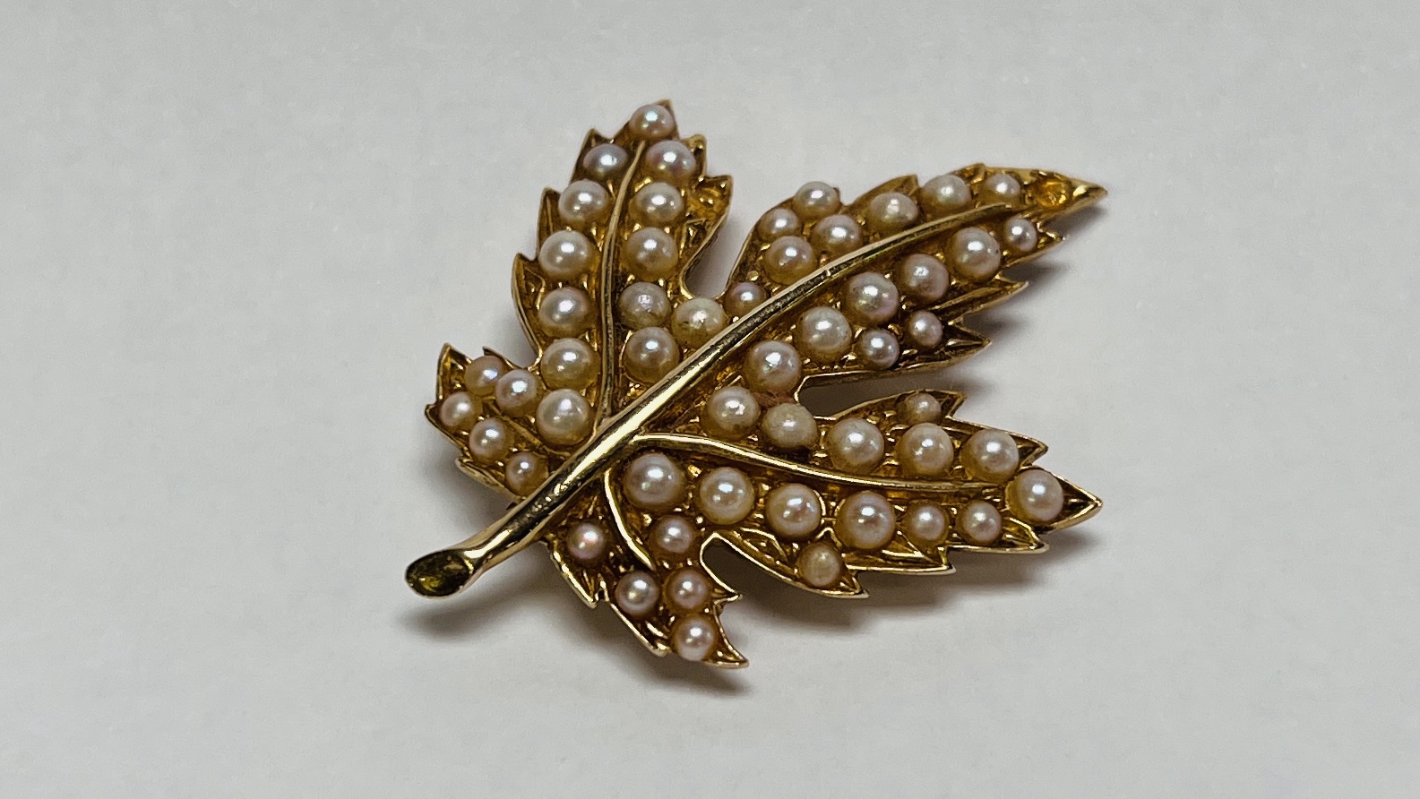 A VINTAGE LEAF BROOCH MARKED 10KT SET WITH MULTIPLE SEED PEARLS (1 MISSING) - Image 7 of 7