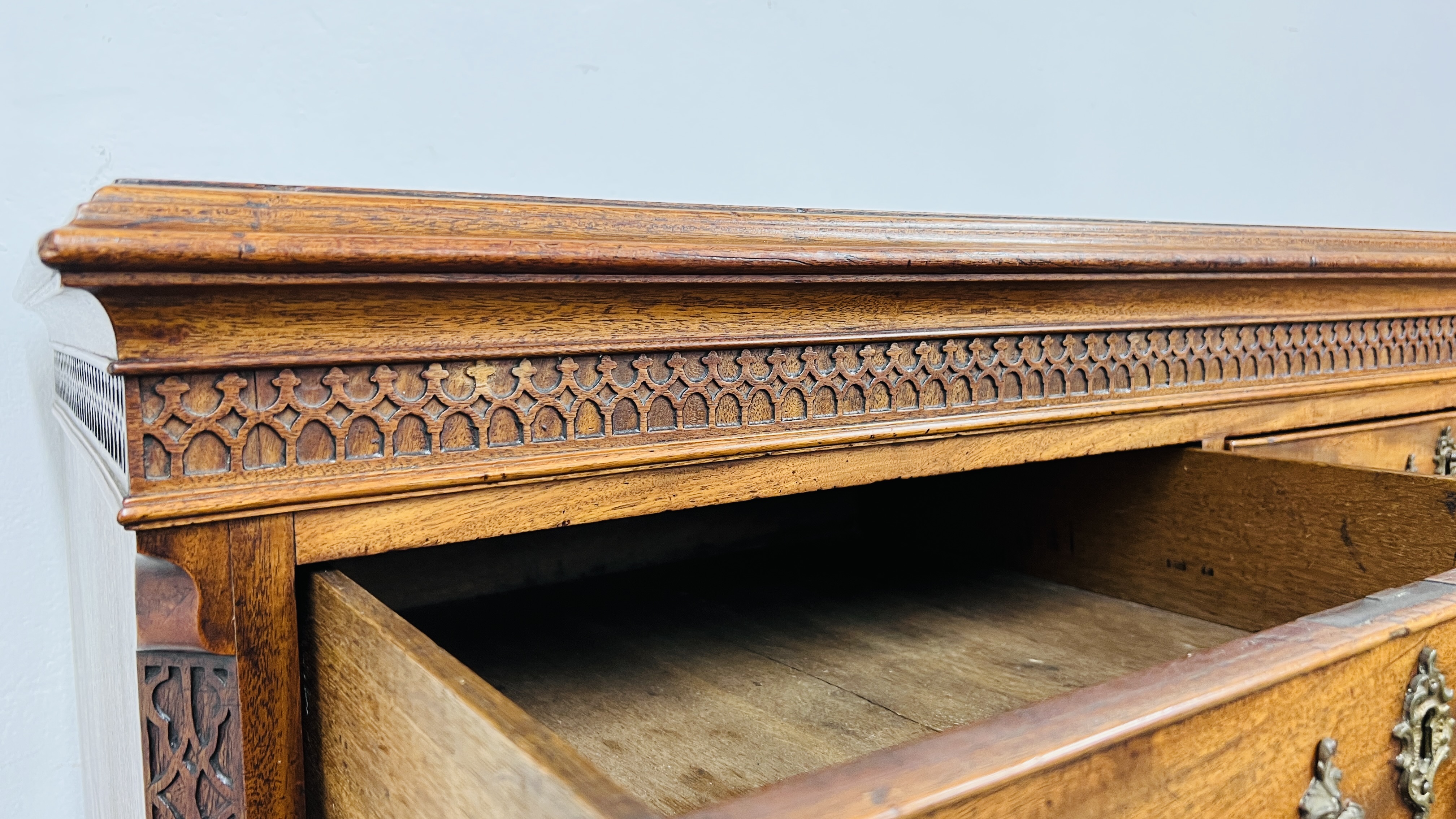 A GEORGE III MAHOGANY TALLBOY TWO SHORT OVER FIVE LONG DRAWERS, ORIGINAL HANDLES WIDTH 115CM. - Image 23 of 32