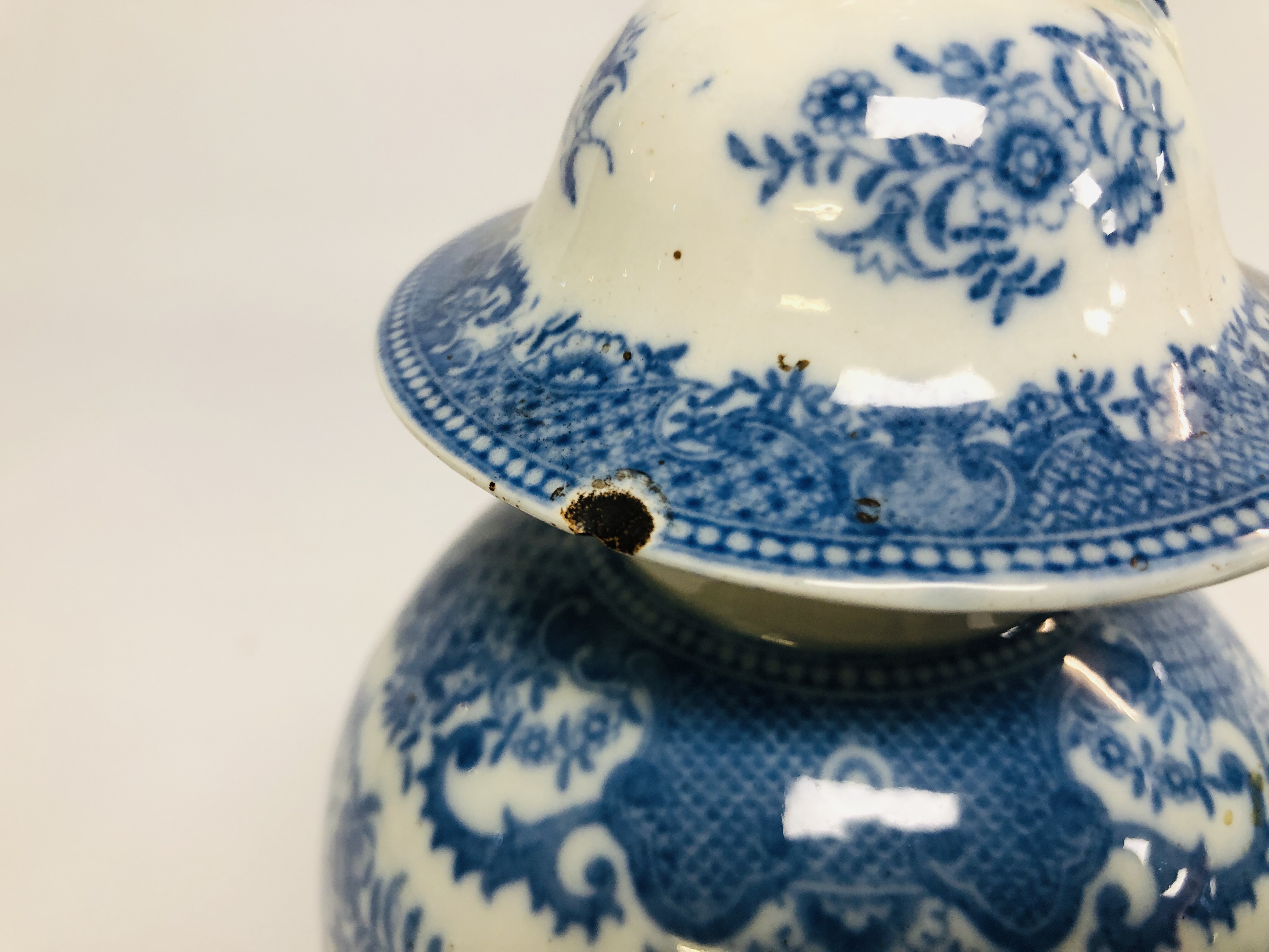 A PAIR OF CHINESE BLUE AND WHITE BALLUSTER VASES AND COVERS C.1800 A/F HEIGHT 28CM. - Image 3 of 14