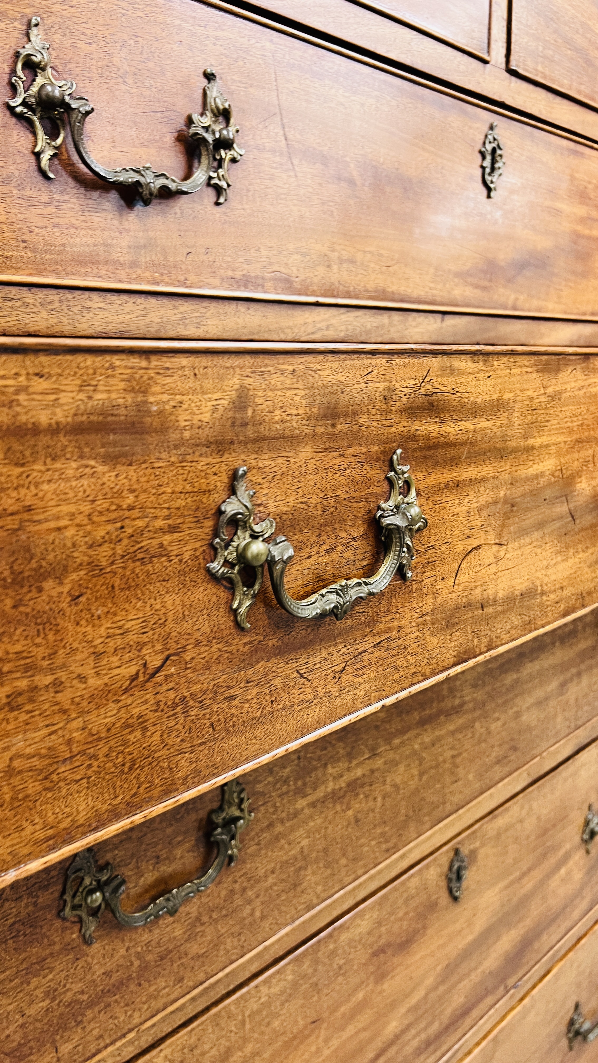 A GEORGE III MAHOGANY TALLBOY TWO SHORT OVER FIVE LONG DRAWERS, ORIGINAL HANDLES WIDTH 115CM. - Image 24 of 32