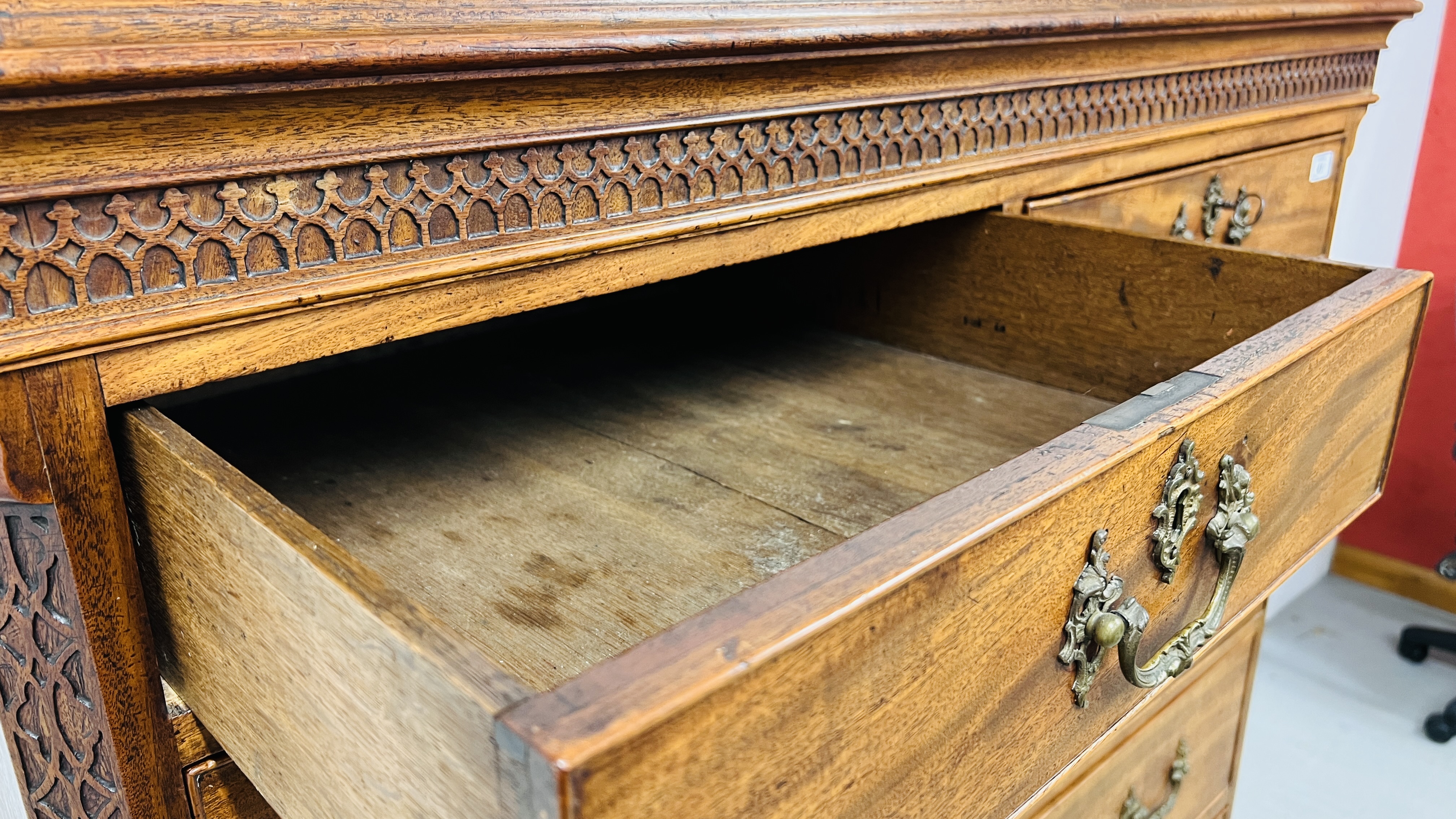 A GEORGE III MAHOGANY TALLBOY TWO SHORT OVER FIVE LONG DRAWERS, ORIGINAL HANDLES WIDTH 115CM. - Image 22 of 32