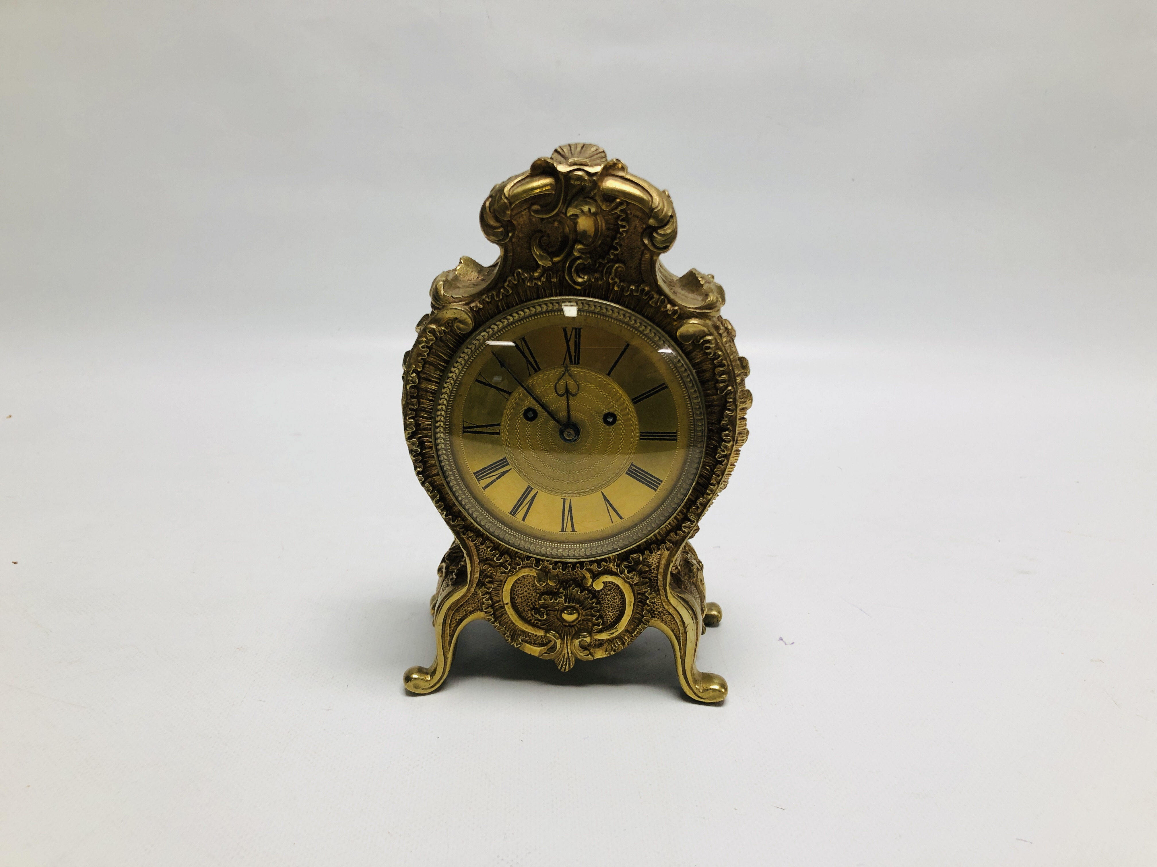 A BRASS MANTEL TIMEPIECE THE MOVEMENT STRIKING ON A BELL HEIGHT 20CM.