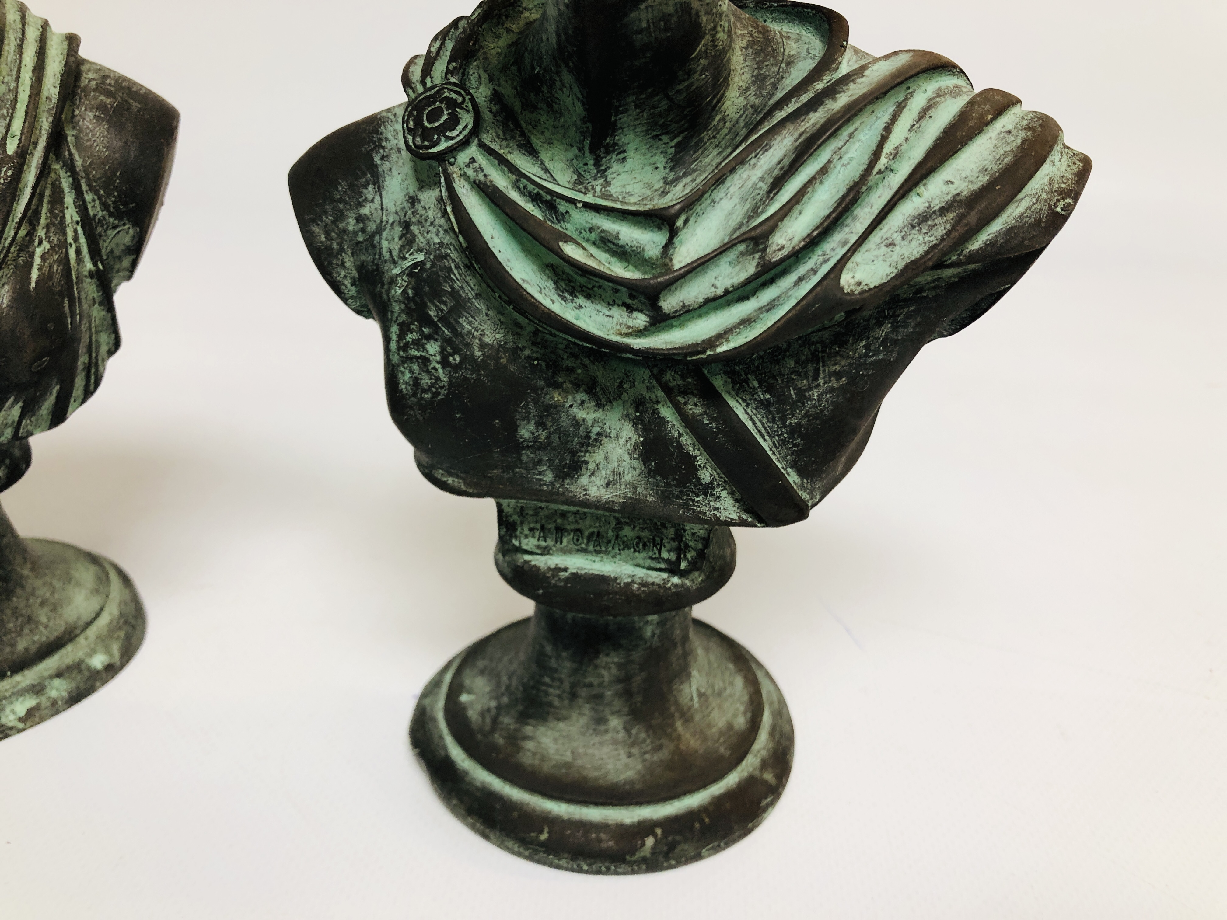 A PAIR OF RESIN BUSTS OF ARTEMIS AND APOLLO HEIGHT 22CM. - Image 5 of 9