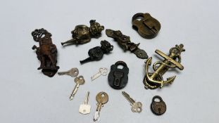 A GROUP OF FIVE VINTAGE DOOR KNOCKERS TO INCLUDE A BRASS ANCHOR AND THREE GROTESQUE EXAMPLES AND