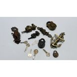 A GROUP OF FIVE VINTAGE DOOR KNOCKERS TO INCLUDE A BRASS ANCHOR AND THREE GROTESQUE EXAMPLES AND